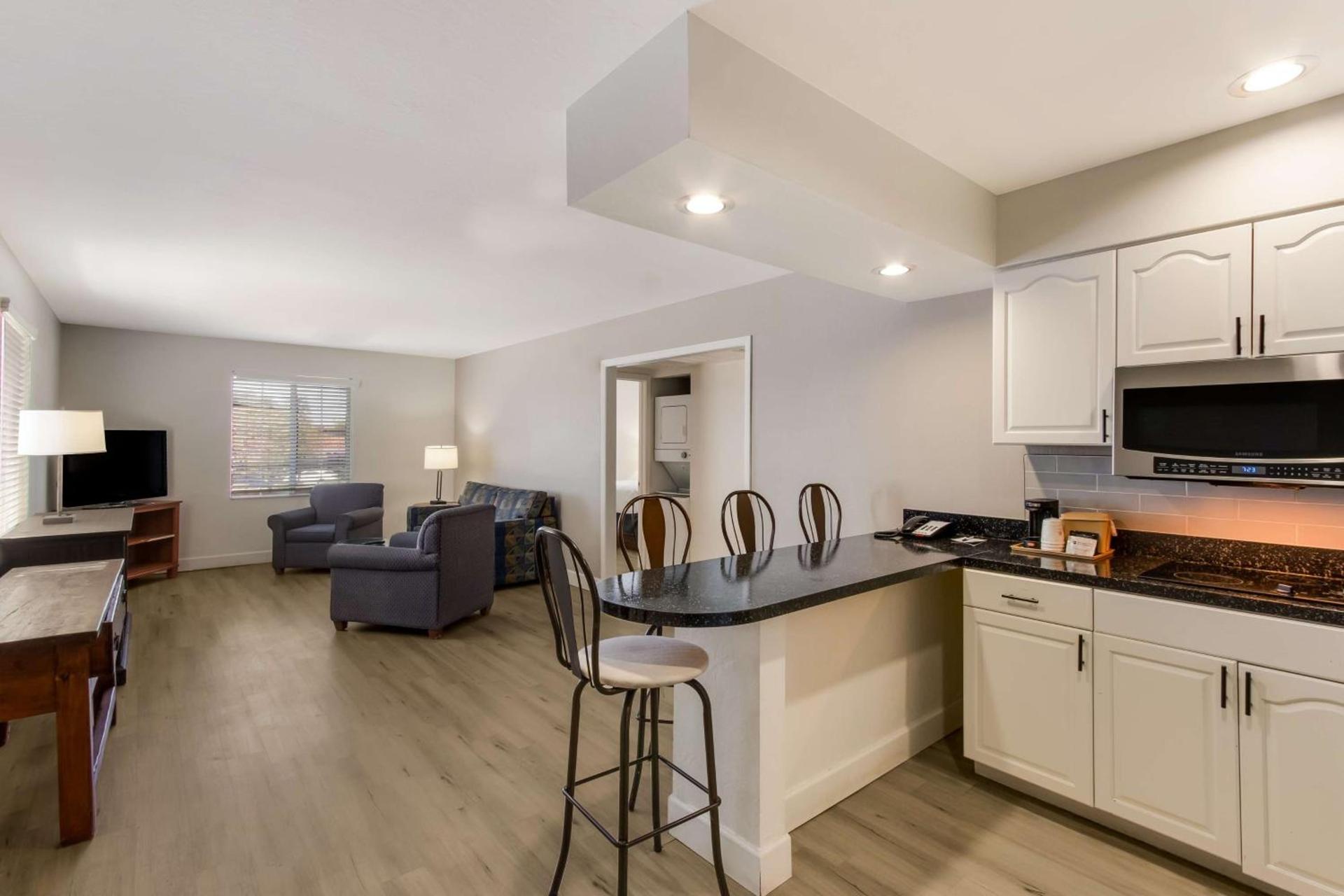 Howard Johnson by Wyndham Tempe University/Phoenix photo 8