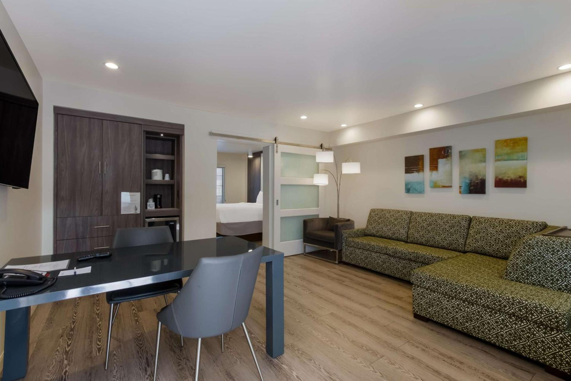 Howard Johnson by Wyndham Tempe University/Phoenix photo 14