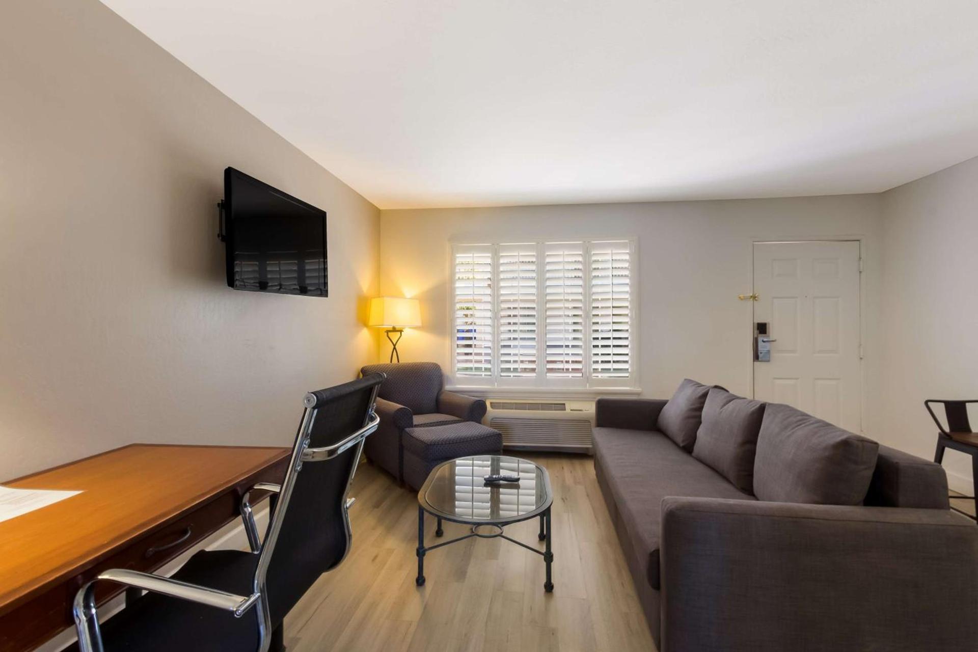 Howard Johnson by Wyndham Tempe University/Phoenix photo 19