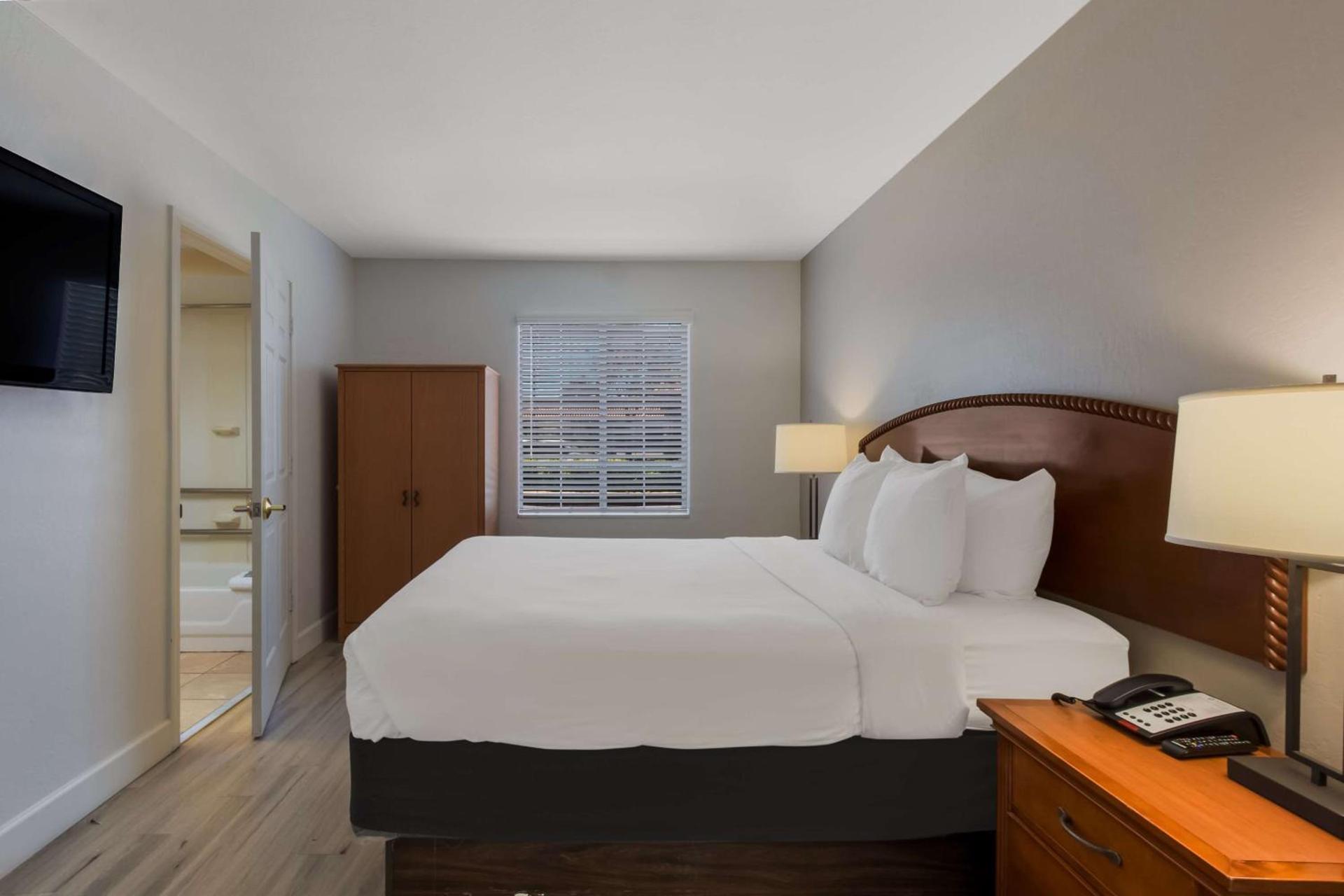 Howard Johnson by Wyndham Tempe University/Phoenix photo 22