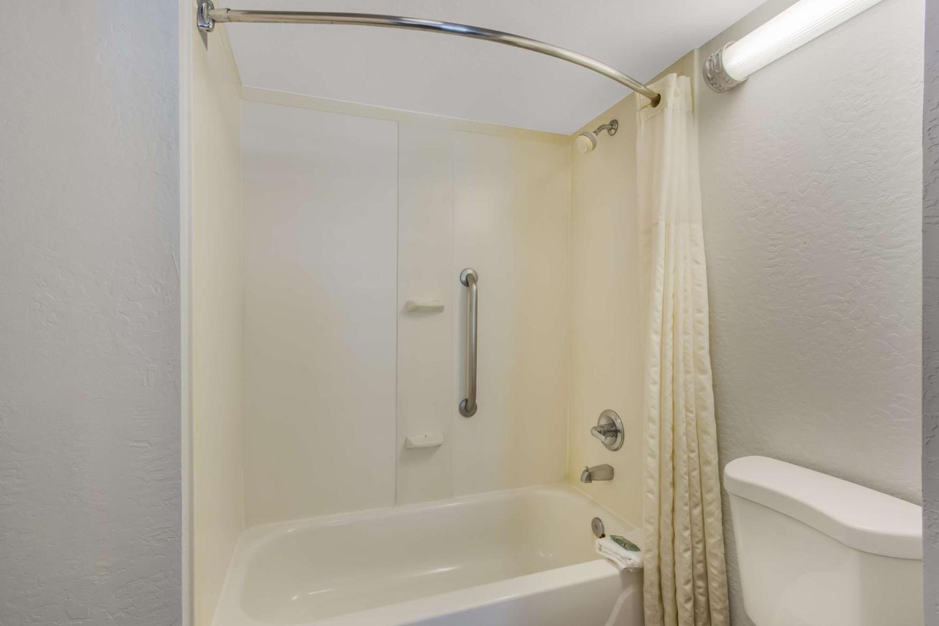 Howard Johnson by Wyndham Tempe University/Phoenix photo 32