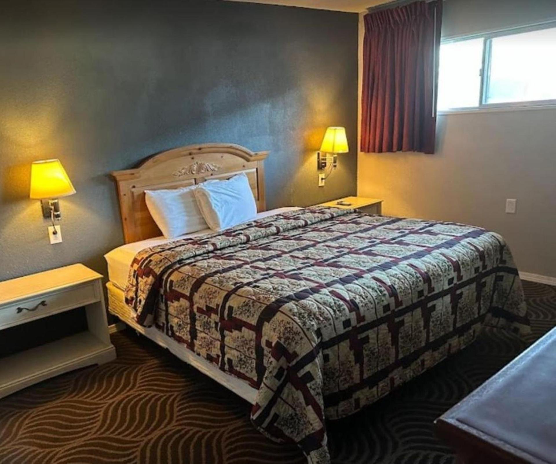 Love Hotels Western Holiday by OYO at Harlan Lake NE photo 8