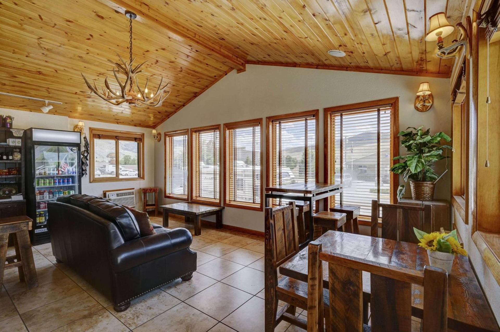 Super 8 by Wyndham Gardiner/Yellowstone Park Area photo 30