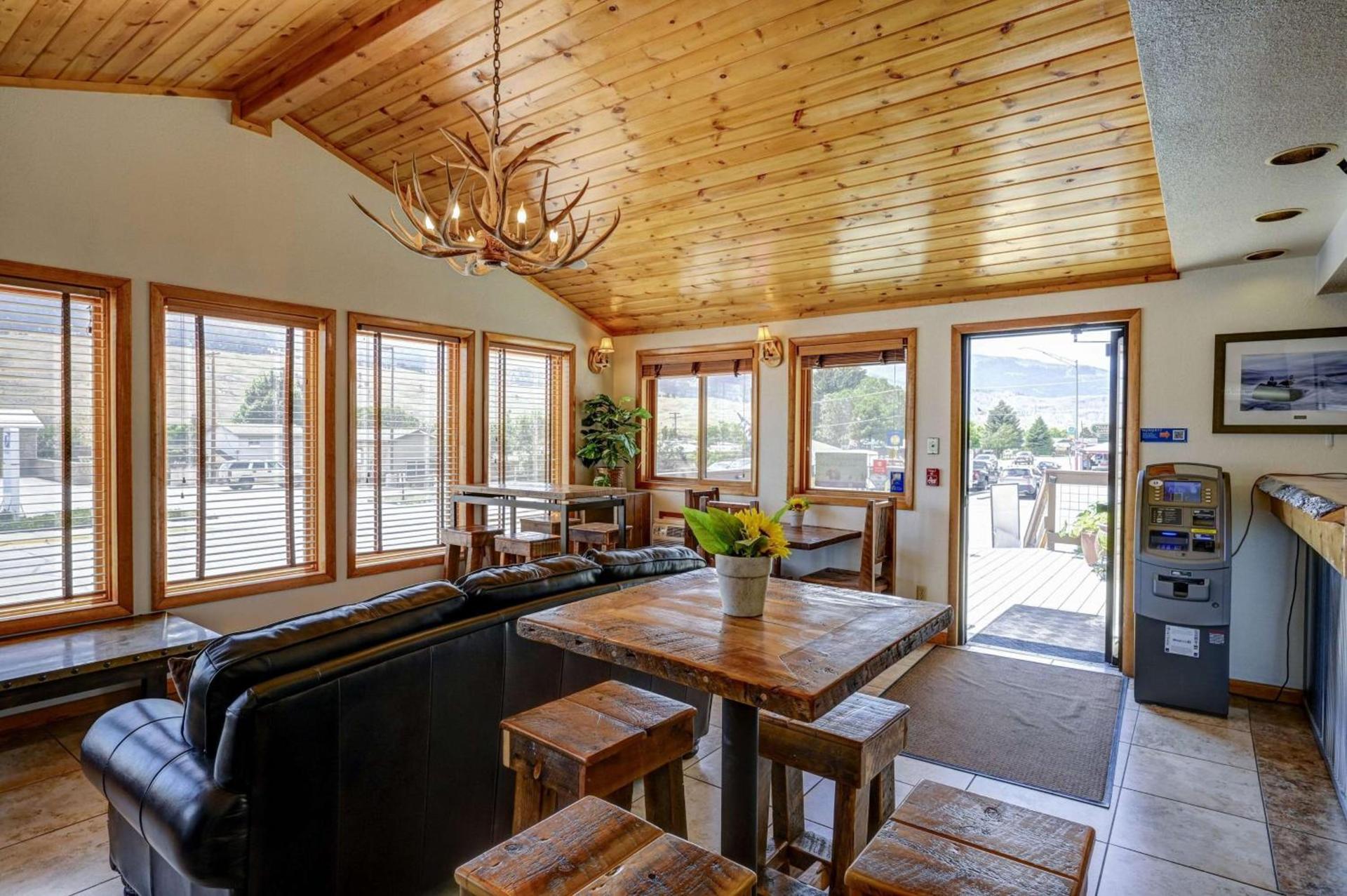 Super 8 by Wyndham Gardiner/Yellowstone Park Area photo 35