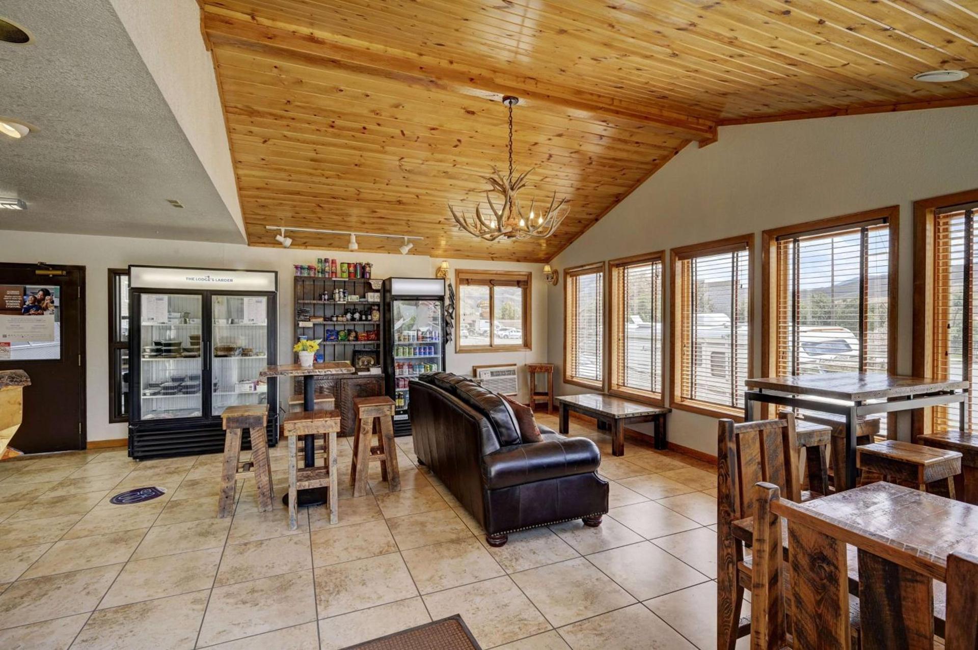 Super 8 by Wyndham Gardiner/Yellowstone Park Area photo 40