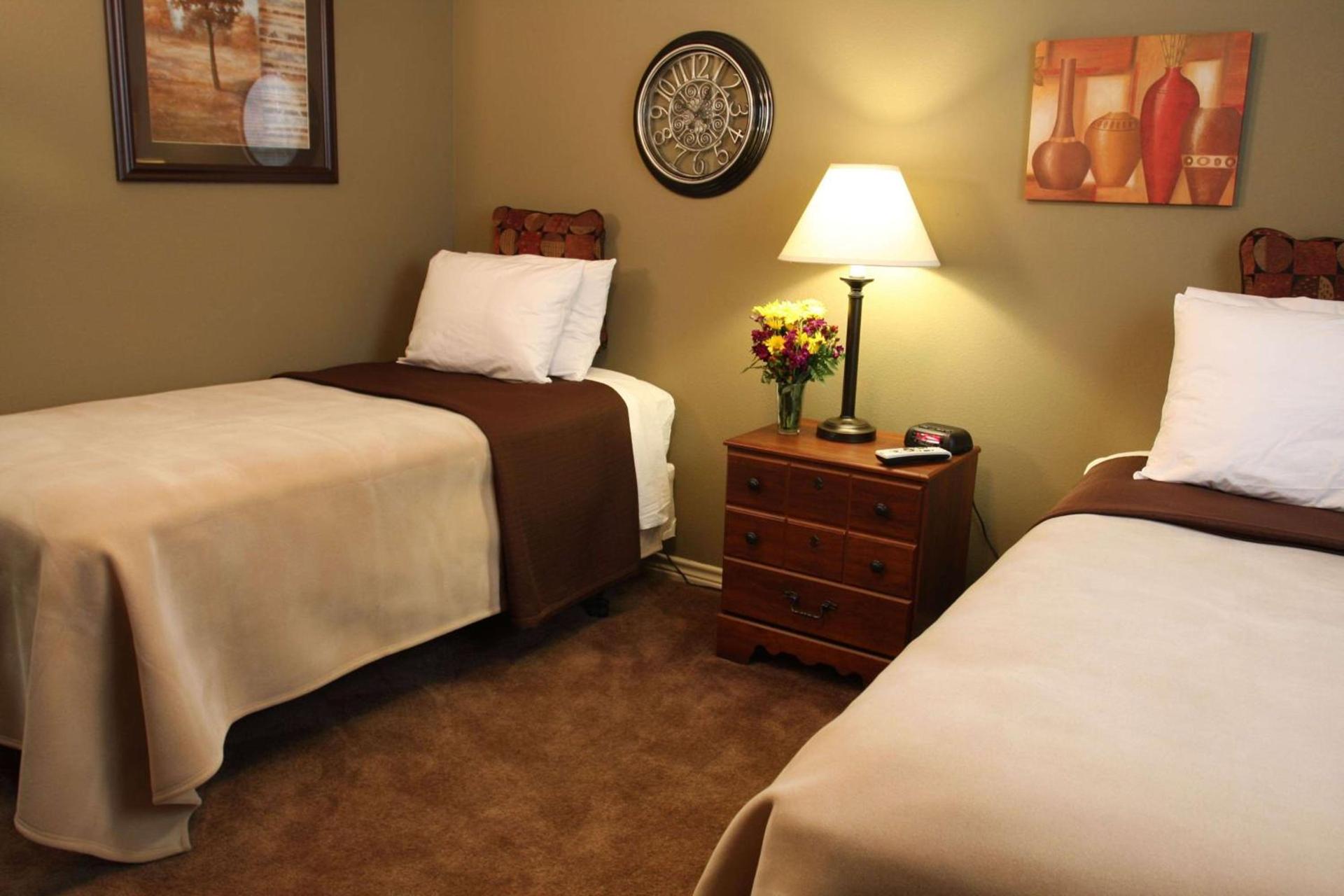 Eagle's Den Suites Cotulla a Travelodge by Wyndham photo 32