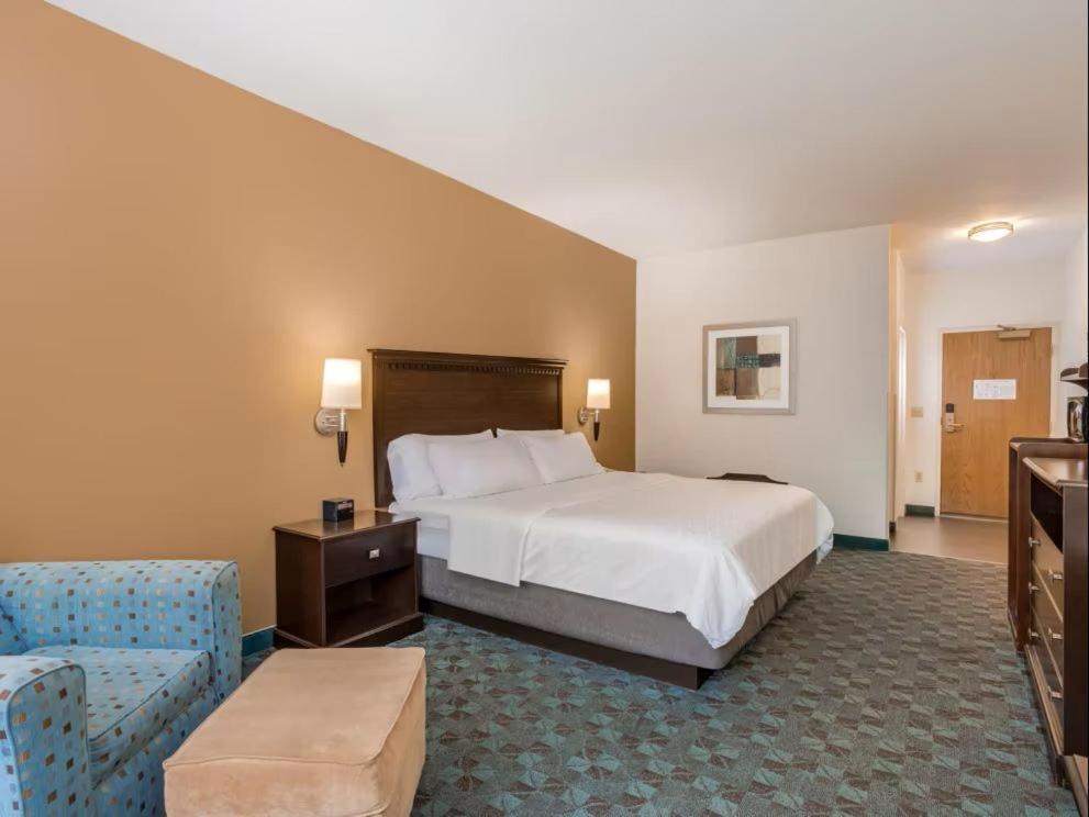 Holiday Inn Express & Suites - Canton by IHG photo 9