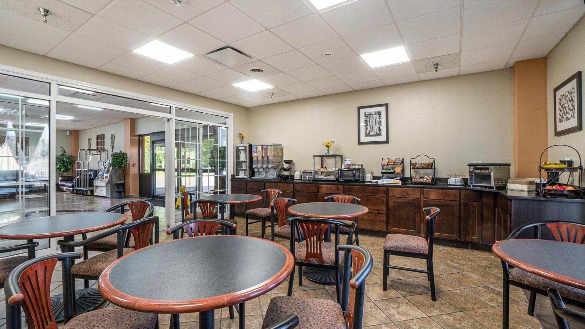 Days Inn & Suites by Wyndham Mt Pleasant photo 13