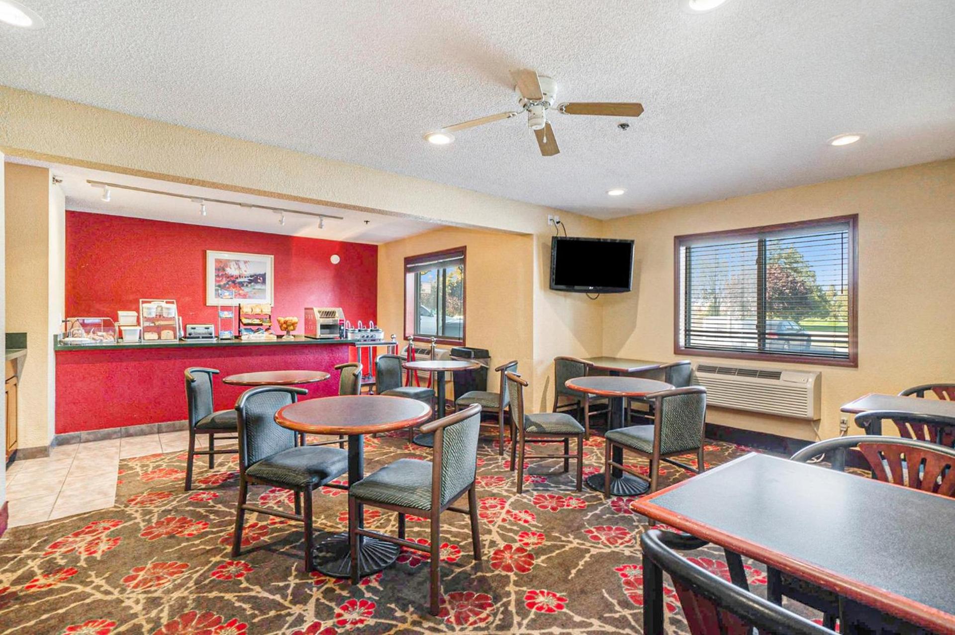 Super 8 by Wyndham Mt. Pleasant photo 11