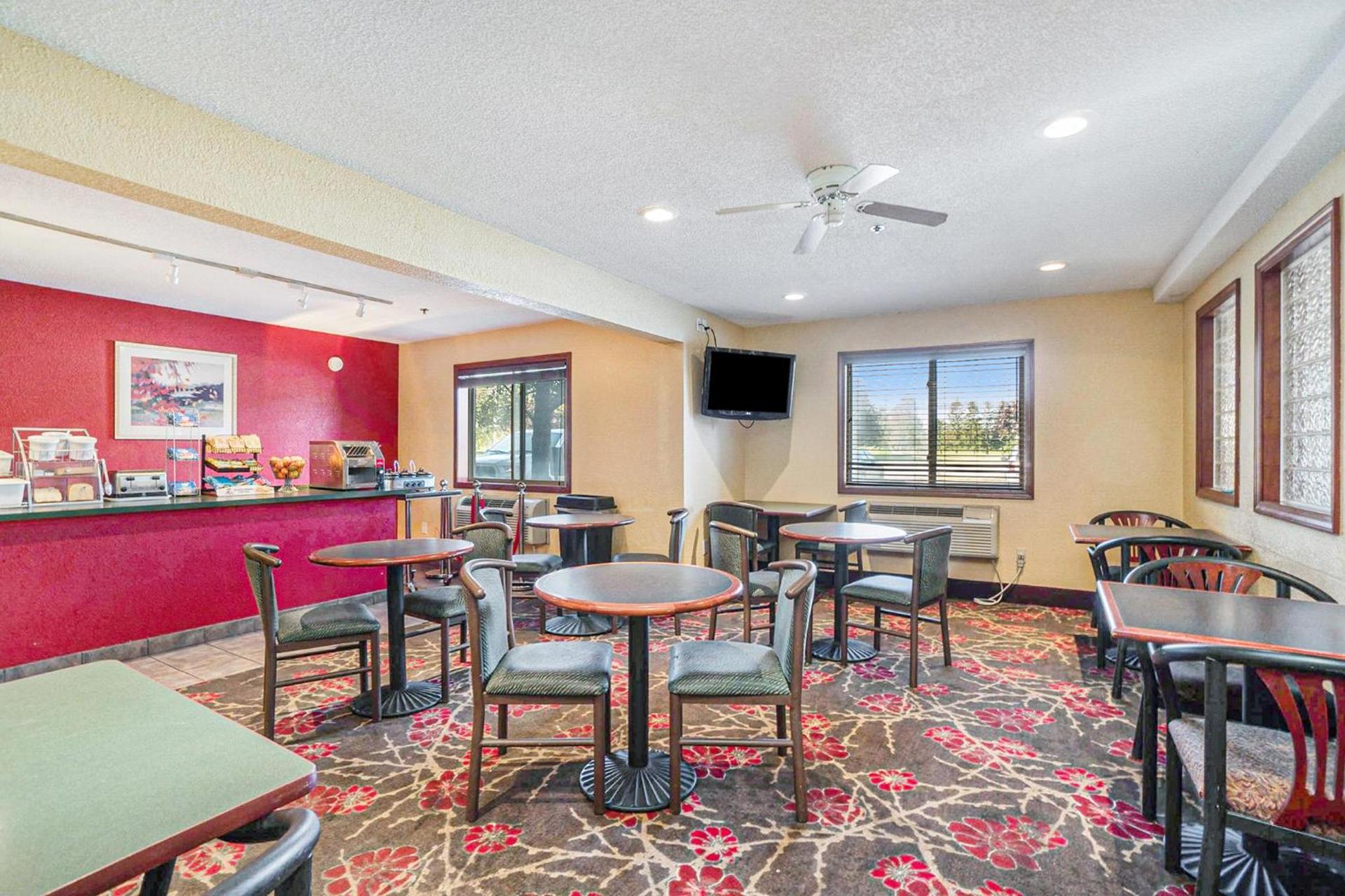 Super 8 by Wyndham Mt. Pleasant photo 10