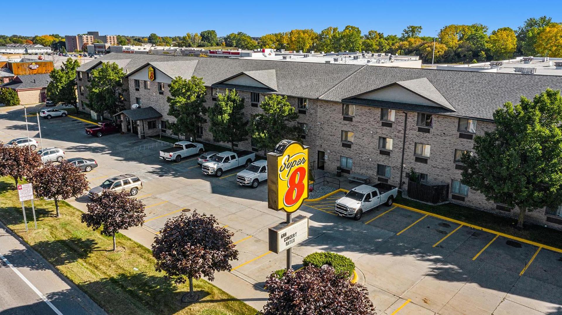 Super 8 by Wyndham Mt. Pleasant photo 2