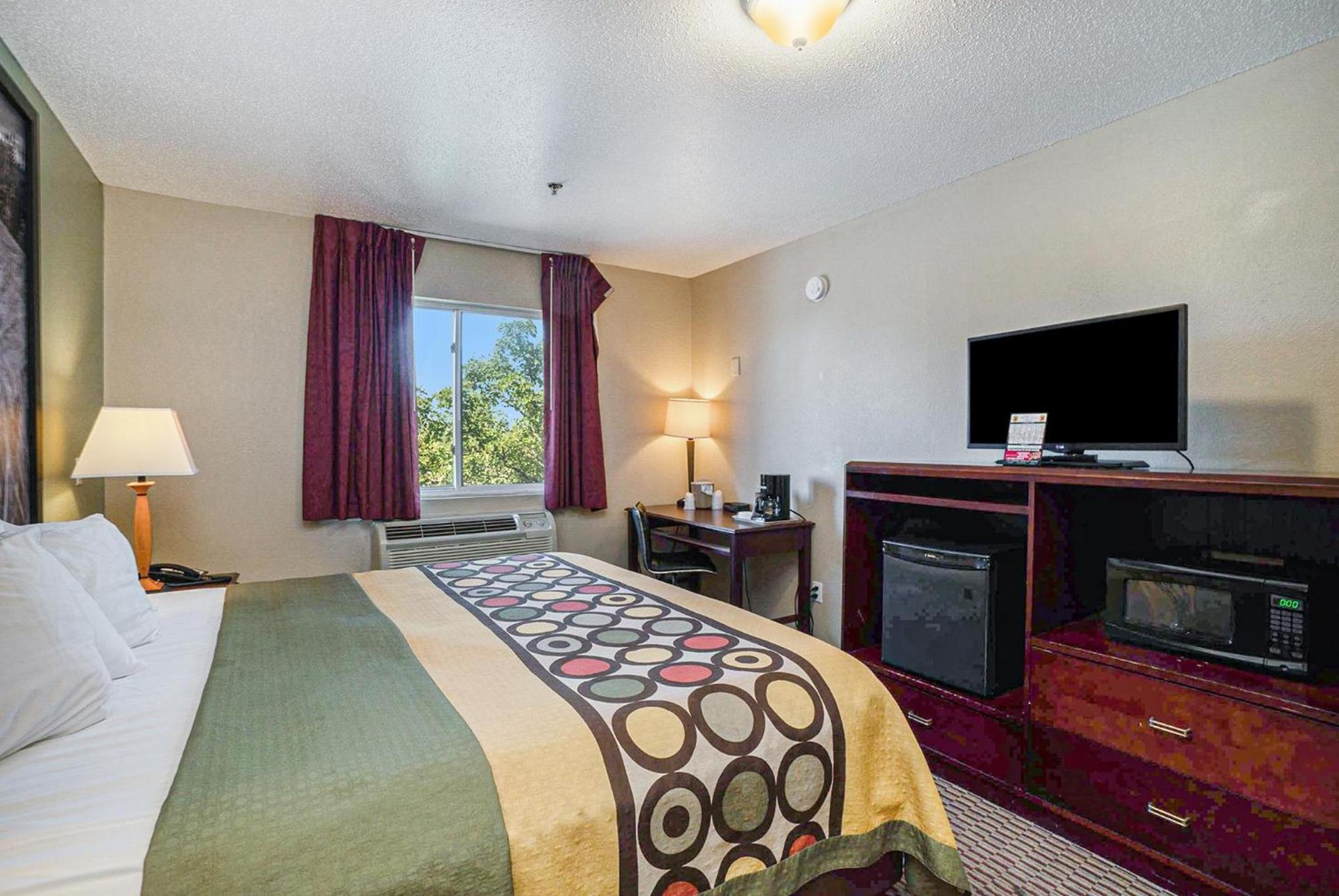 Super 8 by Wyndham Mt. Pleasant photo 39