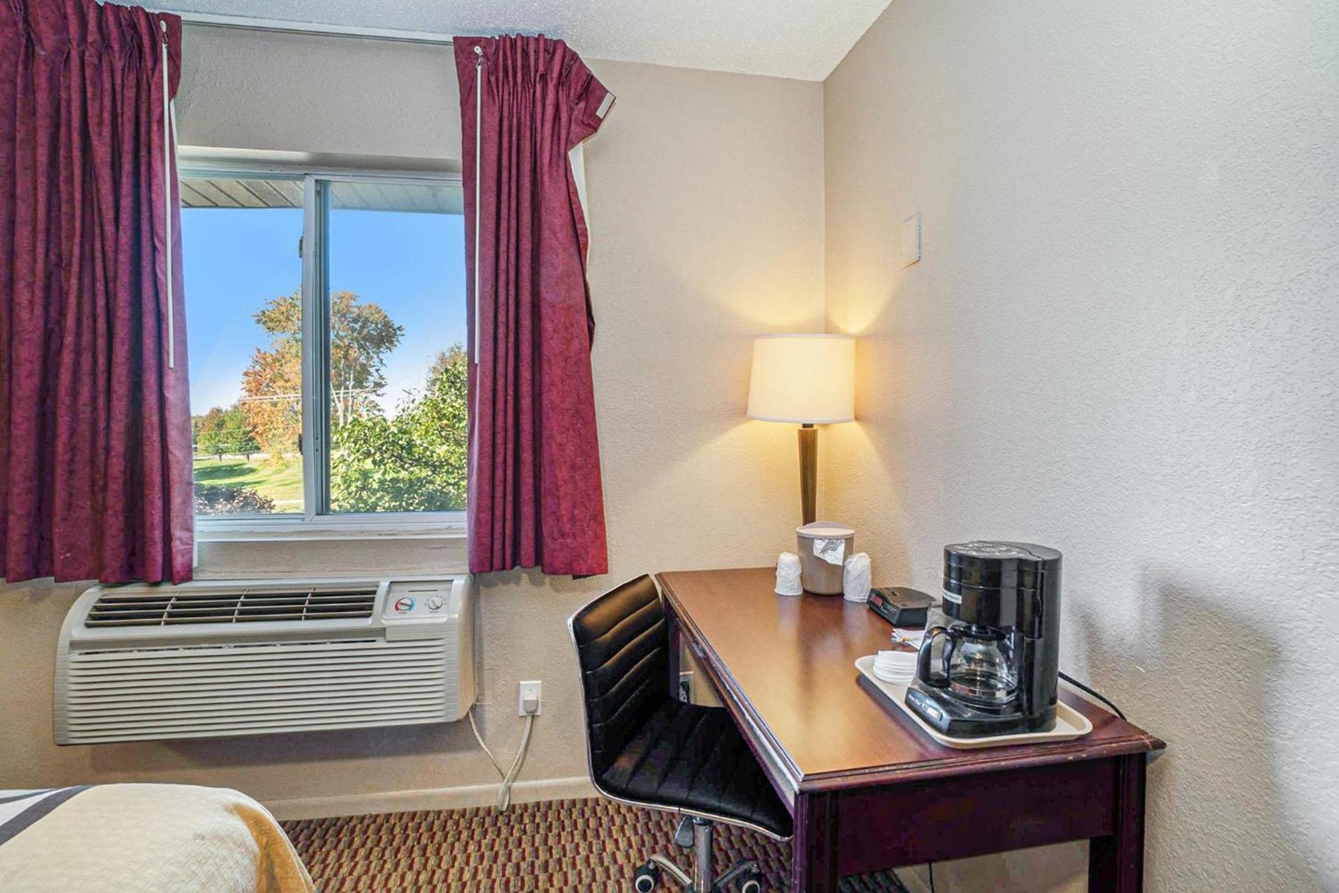 Super 8 by Wyndham Mt. Pleasant photo 38