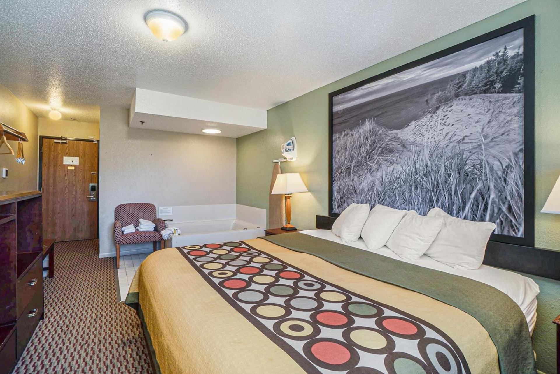 Super 8 by Wyndham Mt. Pleasant photo 40