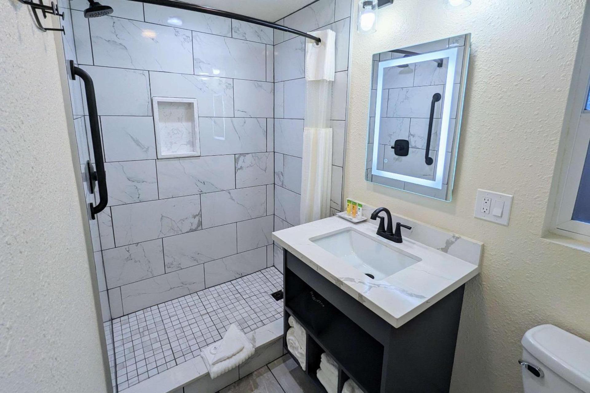 Clarion Collection Wilkie's Inn Pacific Grove - Monterey photo 17