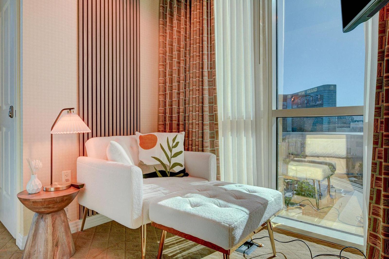 LUXE 702 MGM Signature with Balcony photo 6
