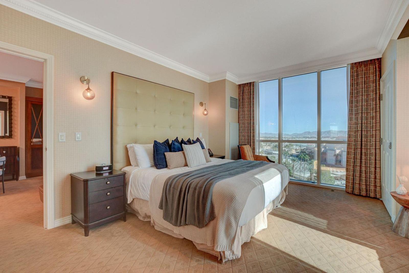 LUXE 702 MGM Signature with Balcony photo 15