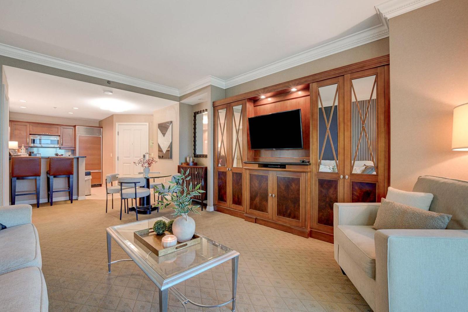 LUXE 702 MGM Signature with Balcony photo 19