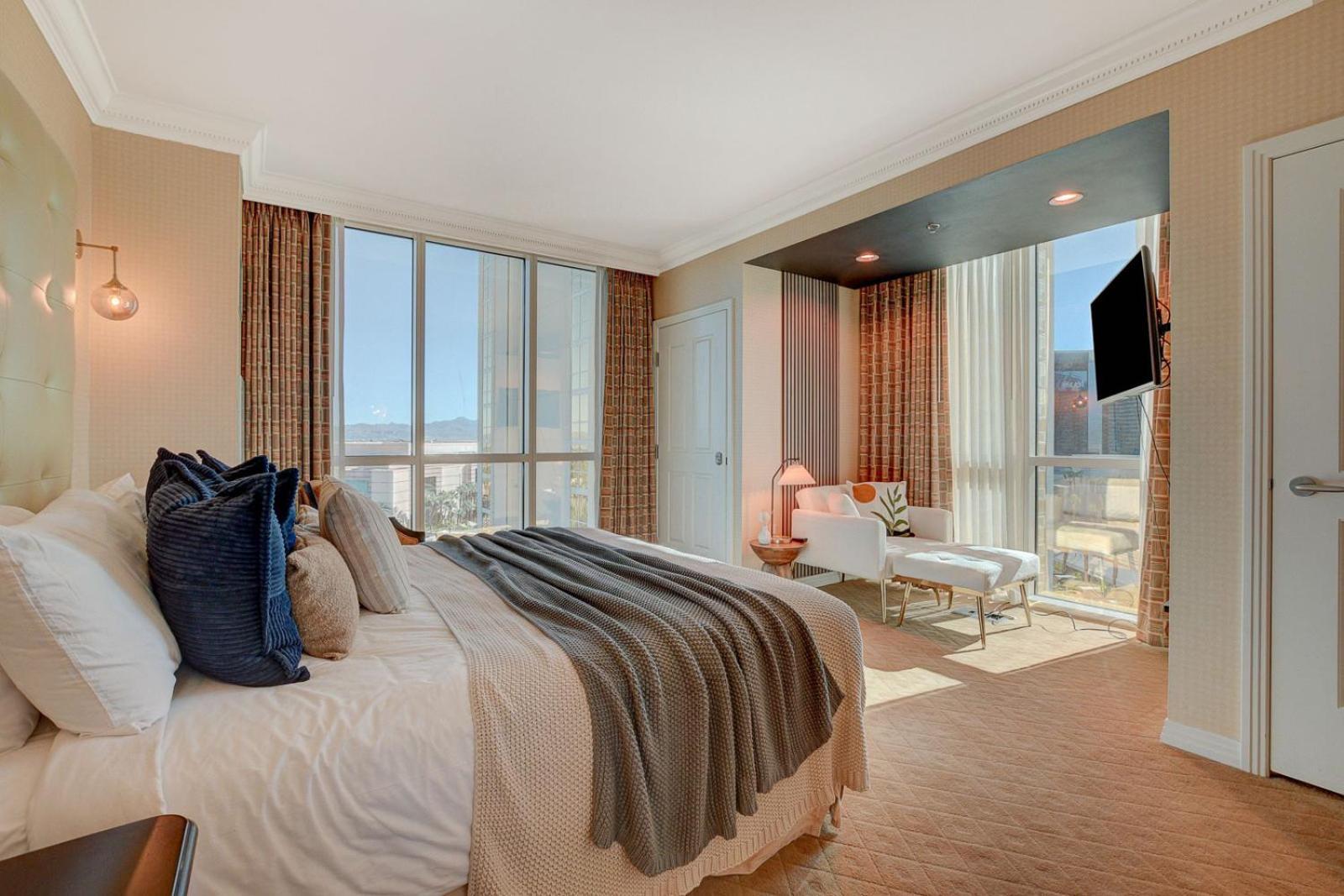 LUXE 702 MGM Signature with Balcony photo 13
