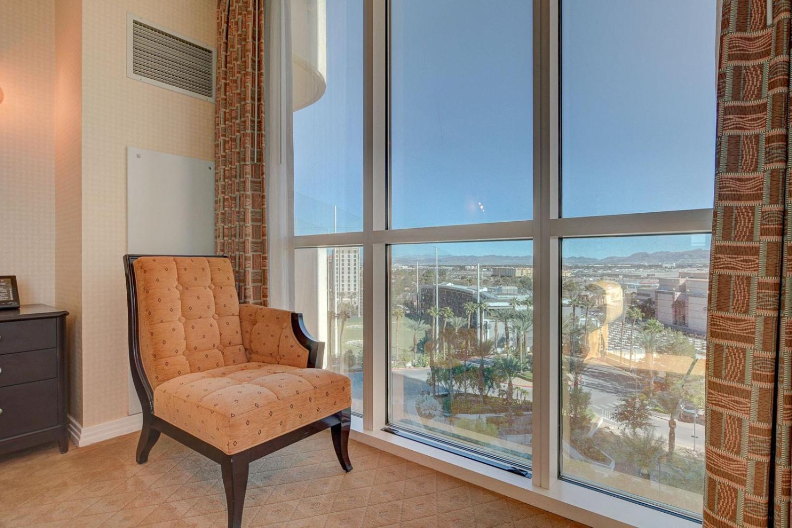 LUXE 702 MGM Signature with Balcony photo 23