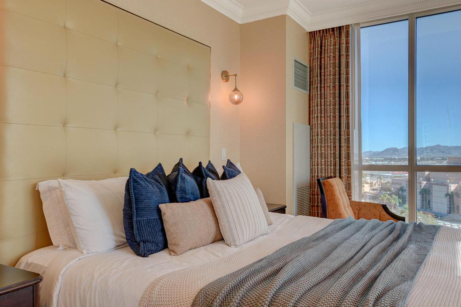 LUXE 702 MGM Signature with Balcony photo 14