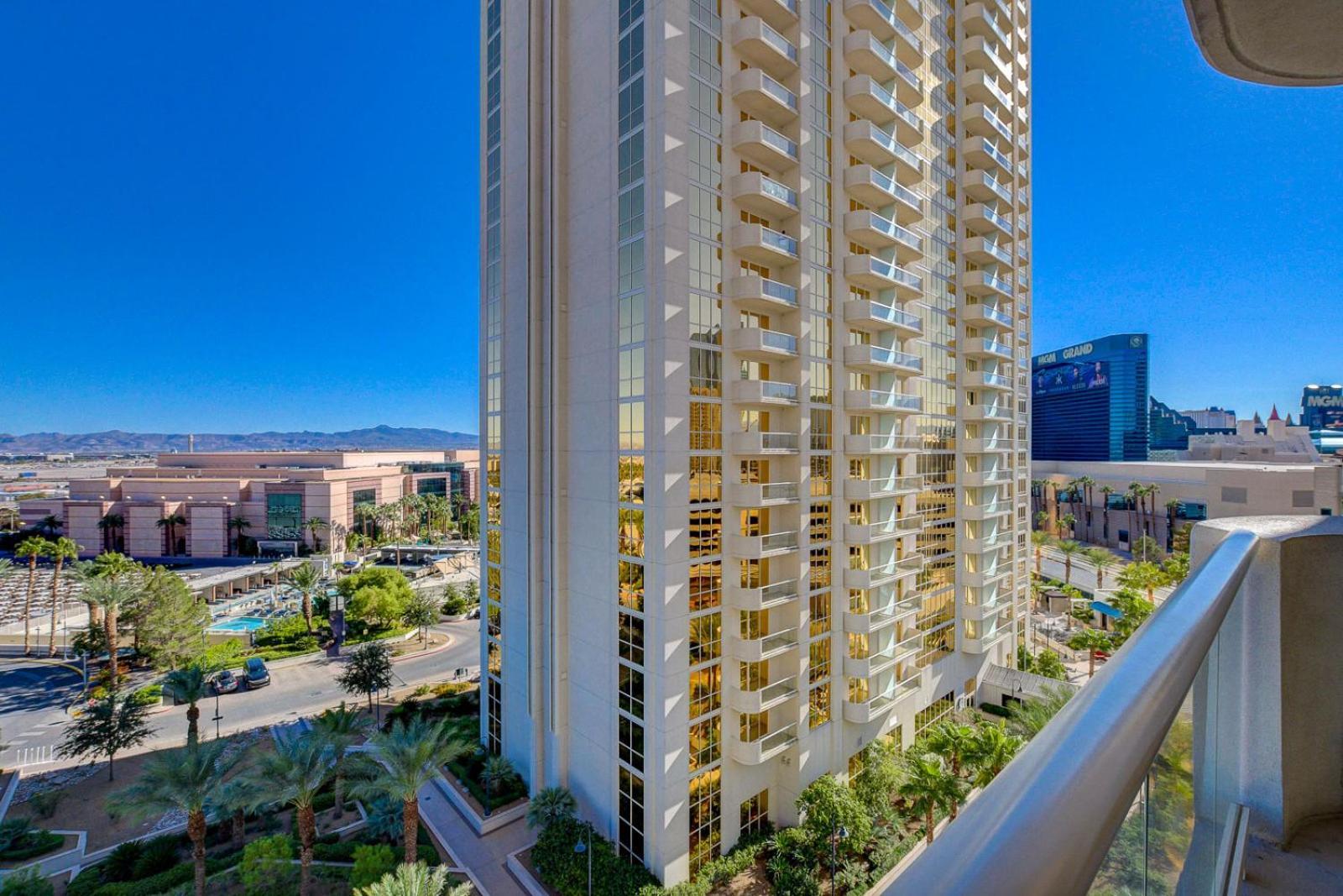 LUXE 702 MGM Signature with Balcony photo 52