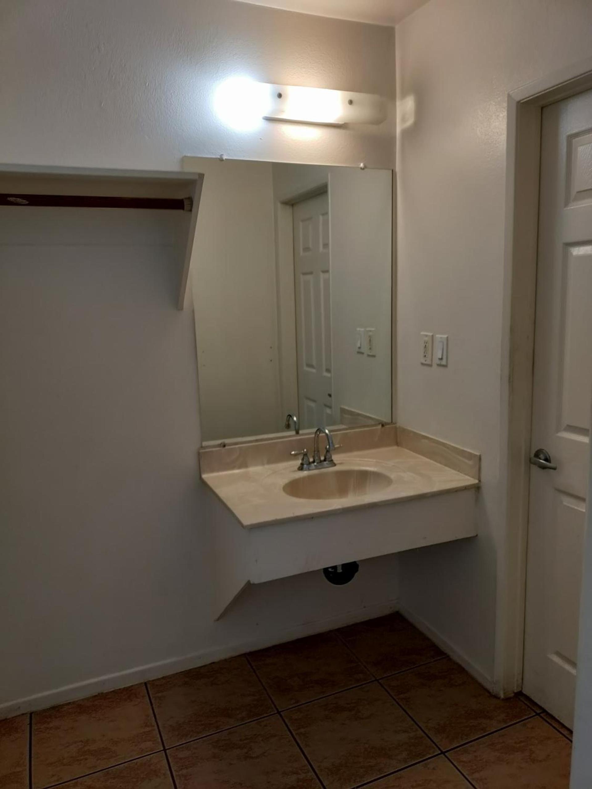 Crown Inn & Suites photo 41