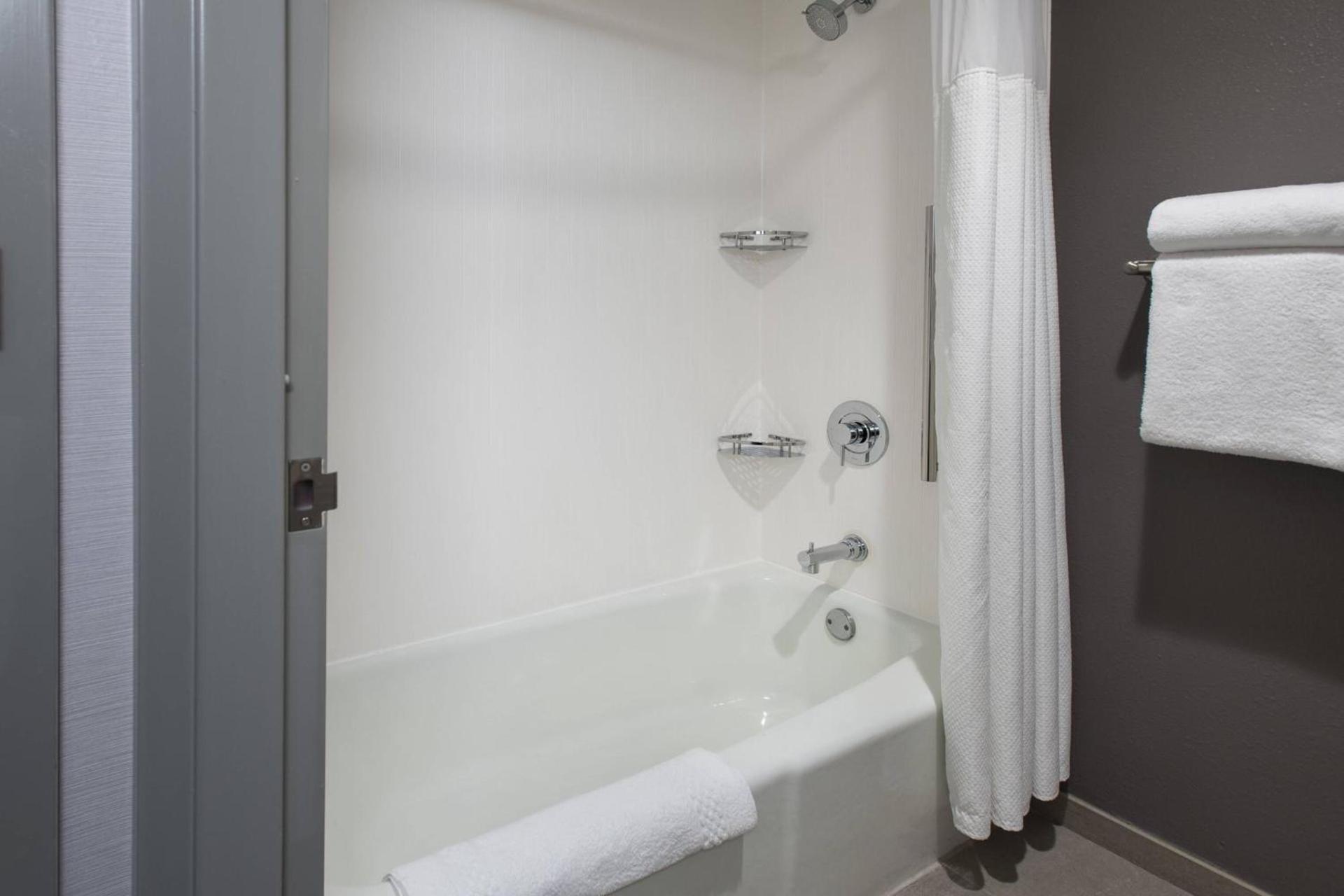 Courtyard by Marriott Norwalk photo 11