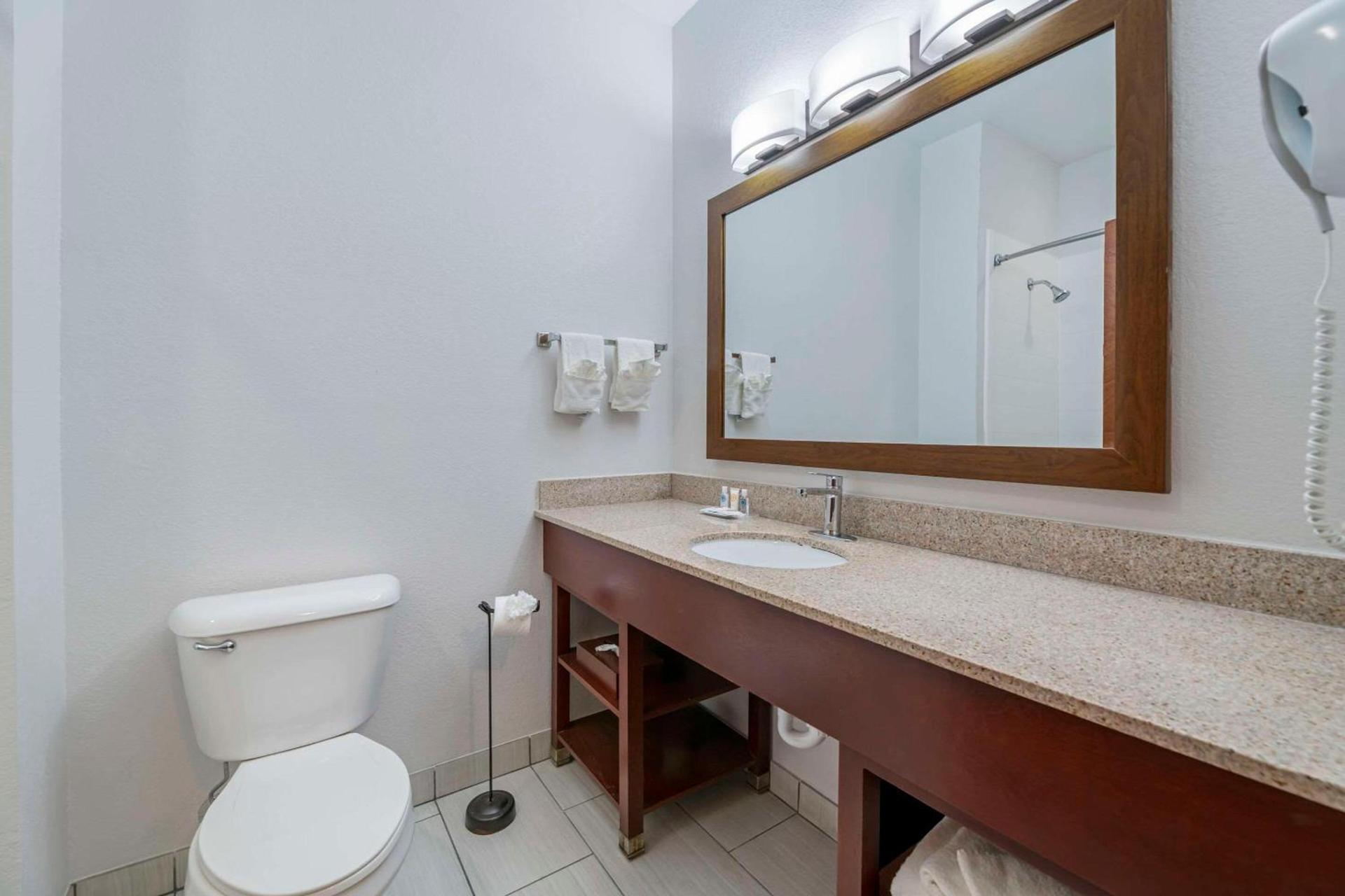 Comfort Suites Lake Geneva East photo 5