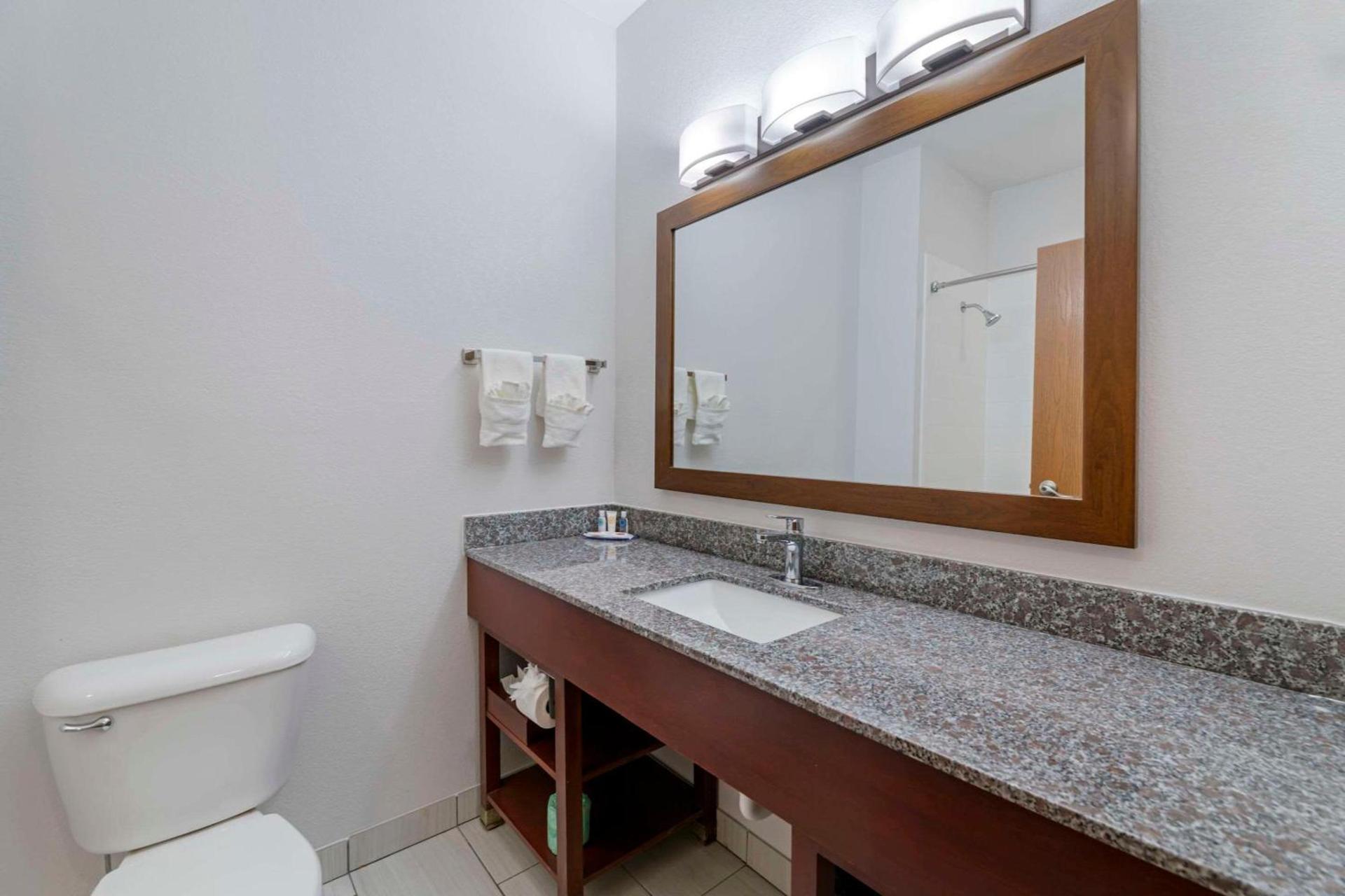 Comfort Suites Lake Geneva East photo 6