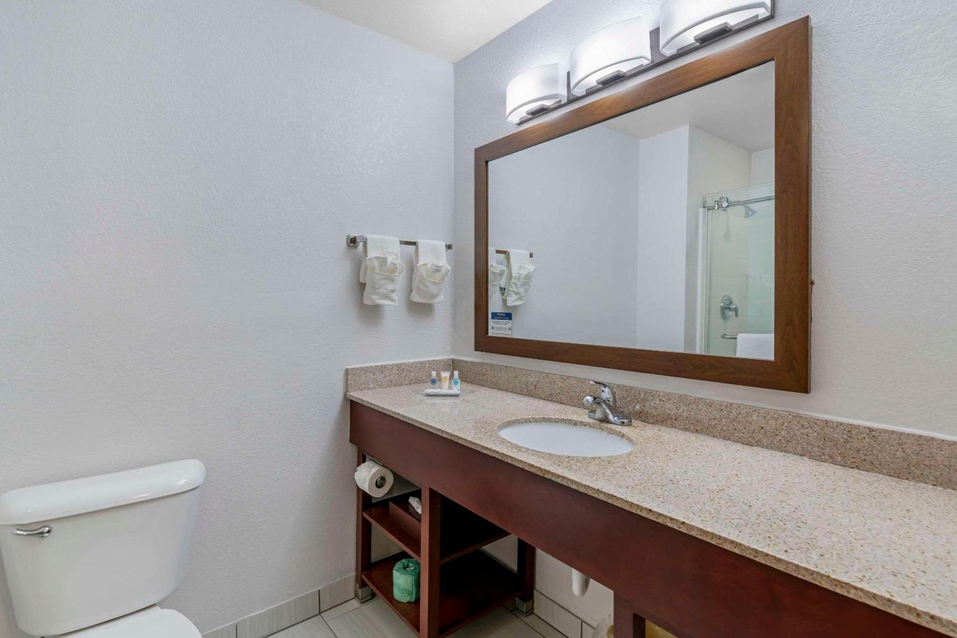 Comfort Suites Lake Geneva East photo 7