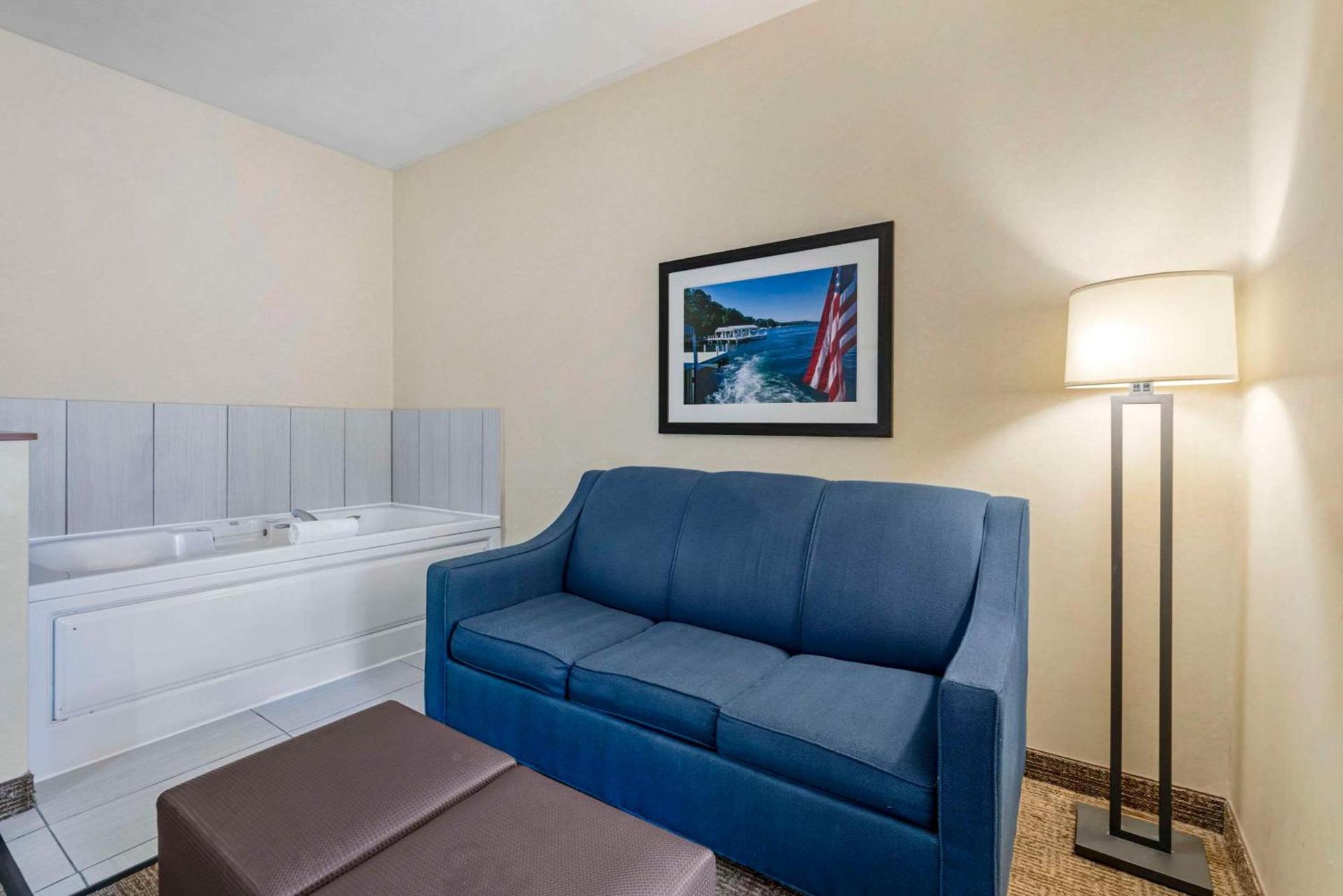 Comfort Suites Lake Geneva East photo 13