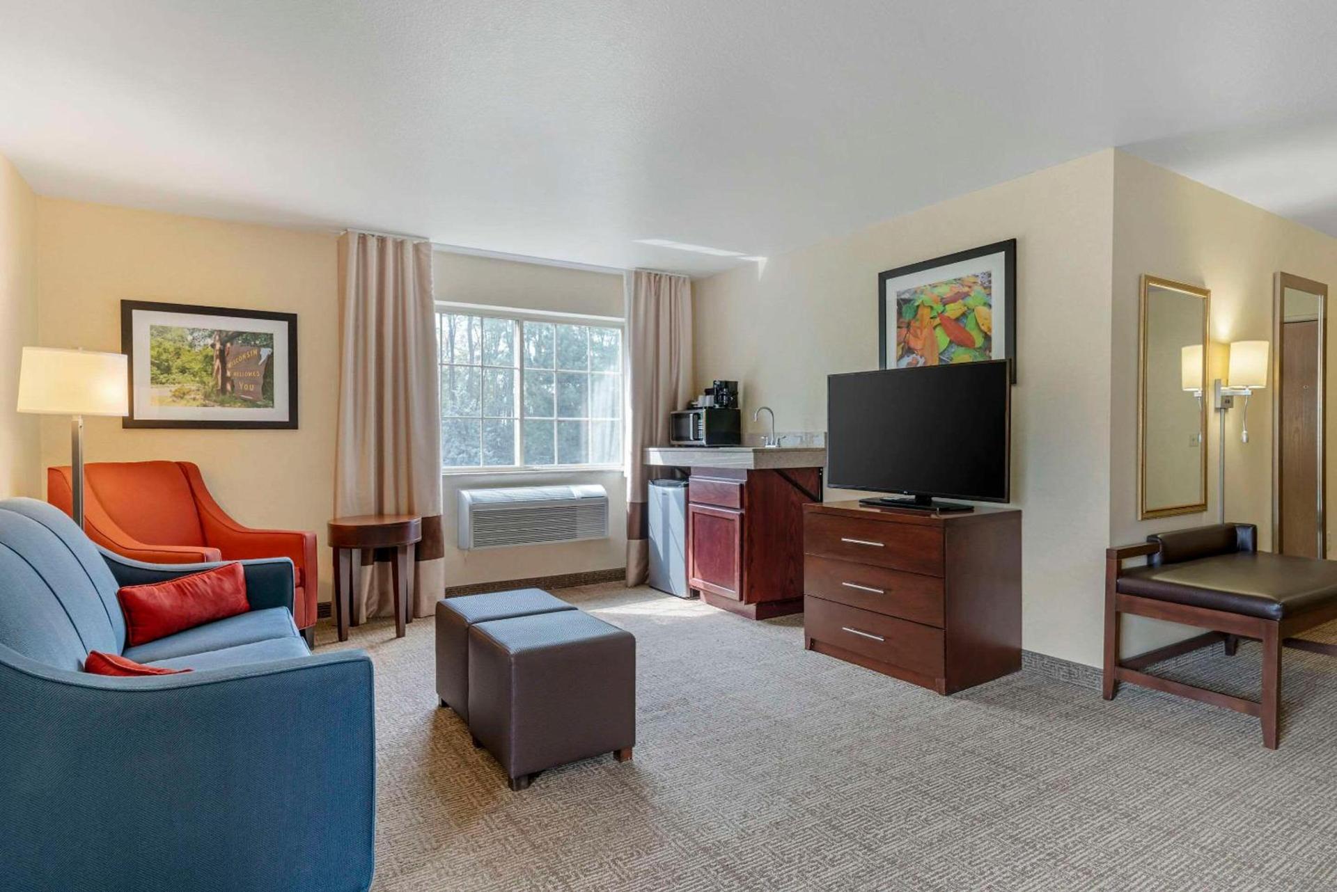 Comfort Suites Lake Geneva East photo 16
