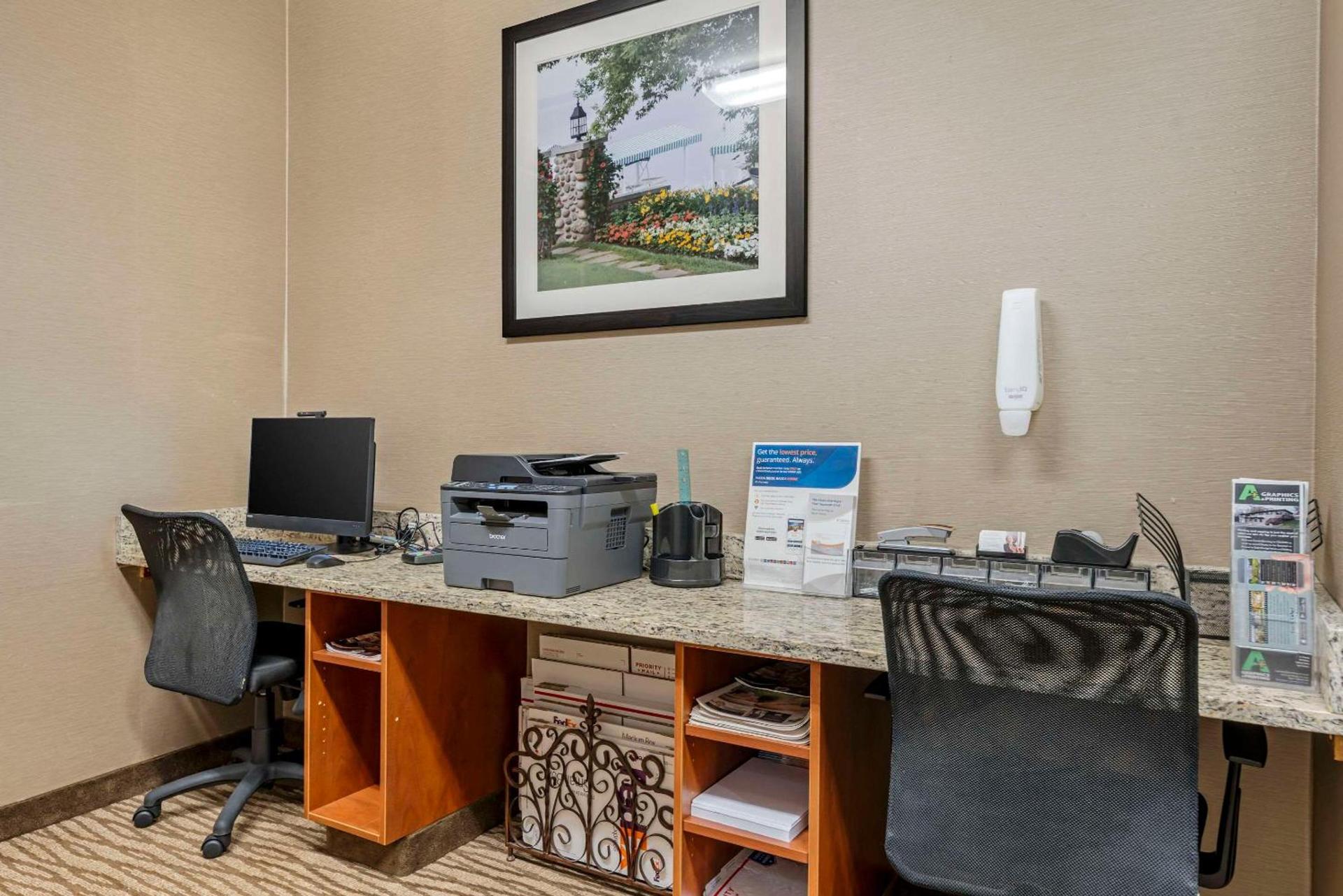Comfort Suites Lake Geneva East photo 24