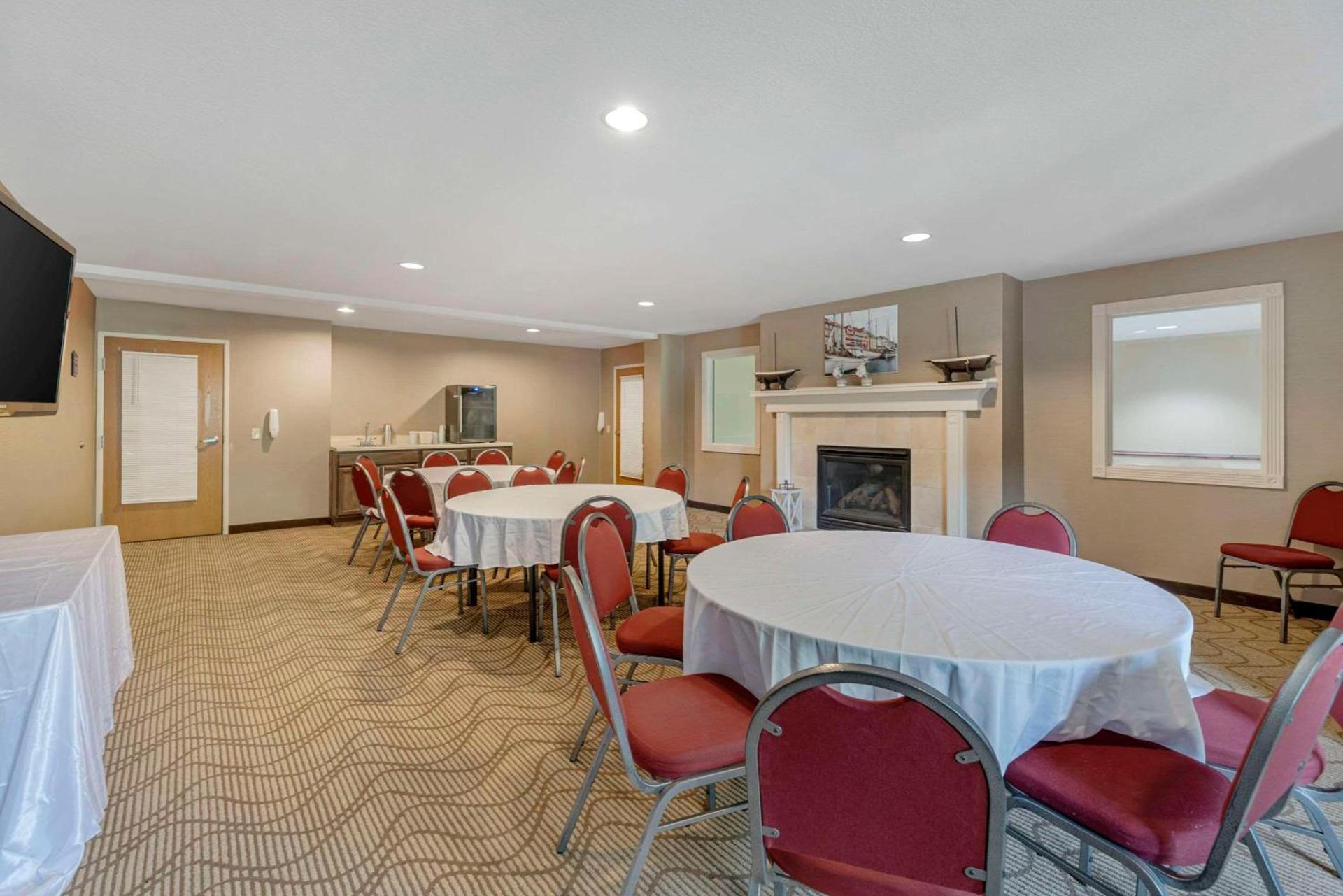 Comfort Suites Lake Geneva East photo 26