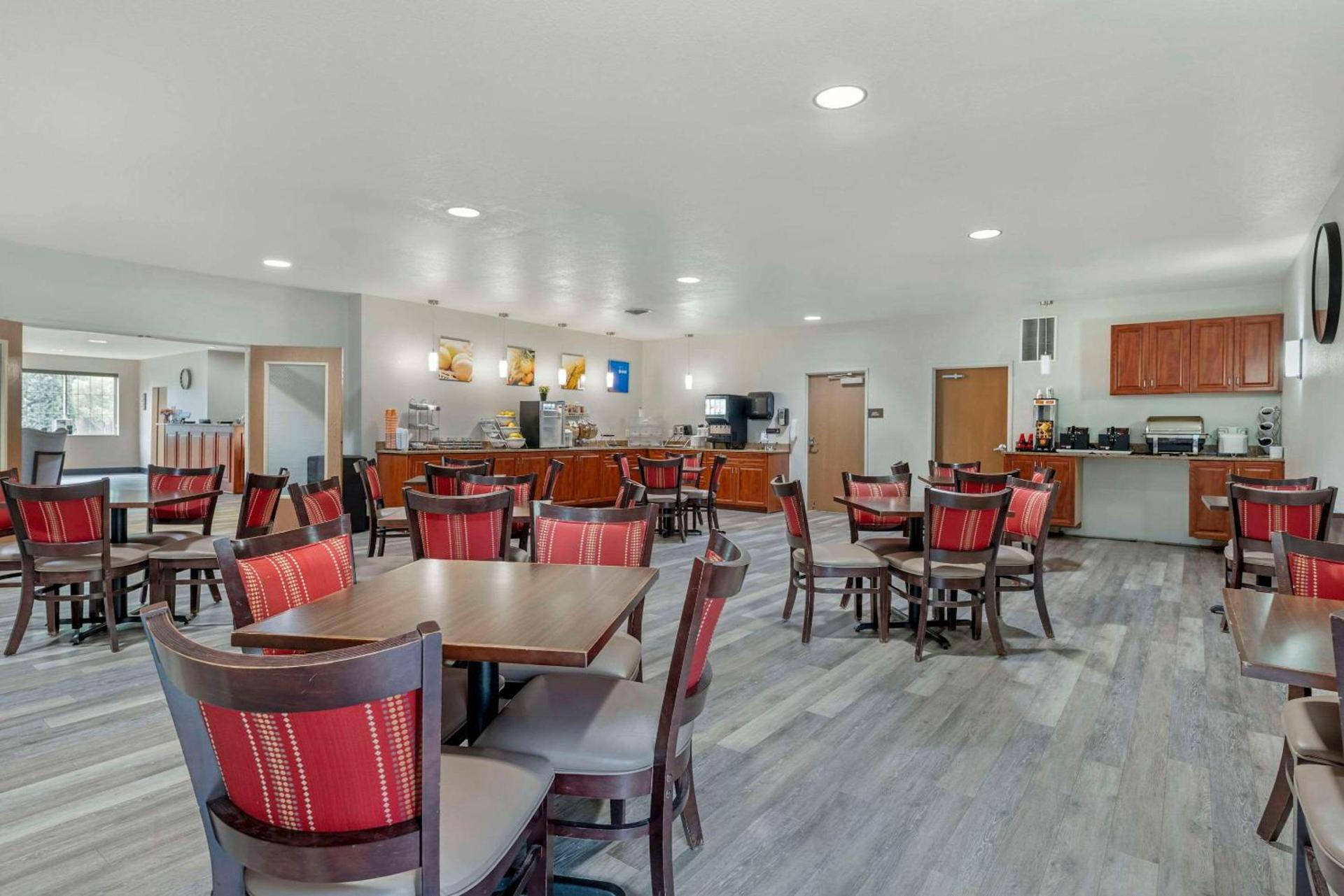 Comfort Suites Lake Geneva East photo 28
