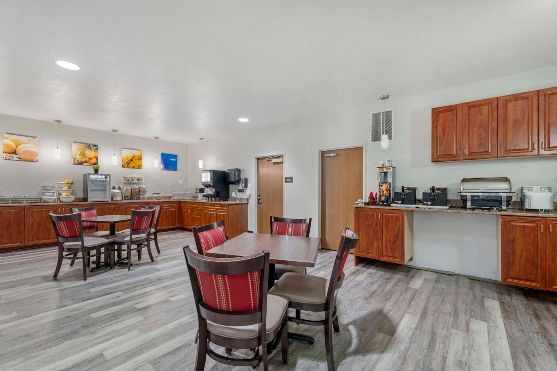 Comfort Suites Lake Geneva East photo 29