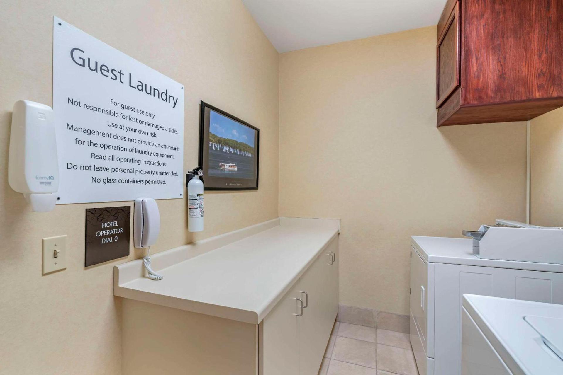 Comfort Suites Lake Geneva East photo 32