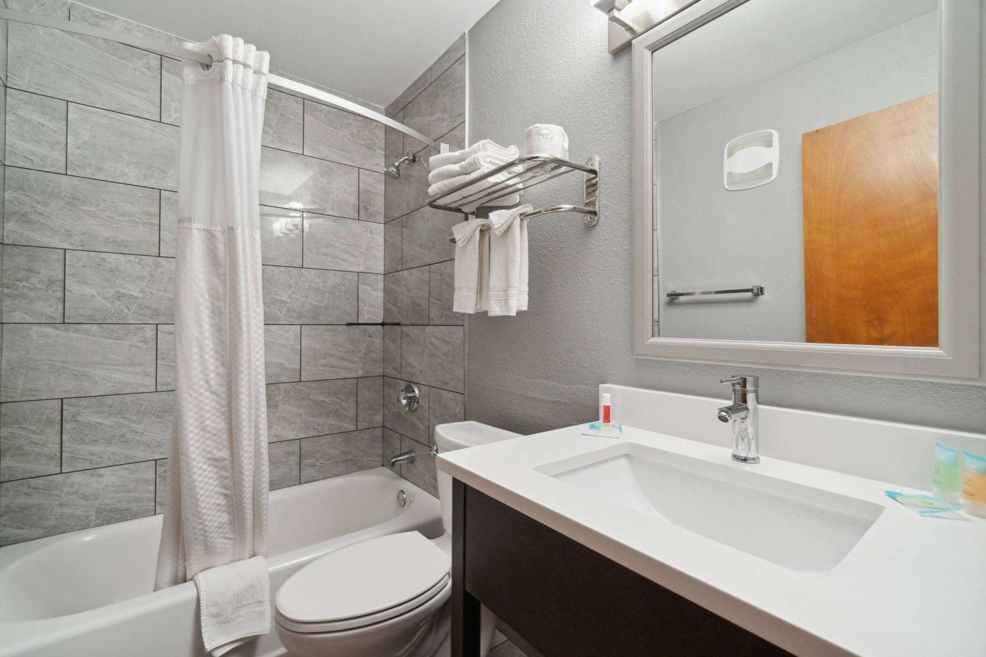 Super 8 by Wyndham Kenosha/Pleasant Prairie photo 13
