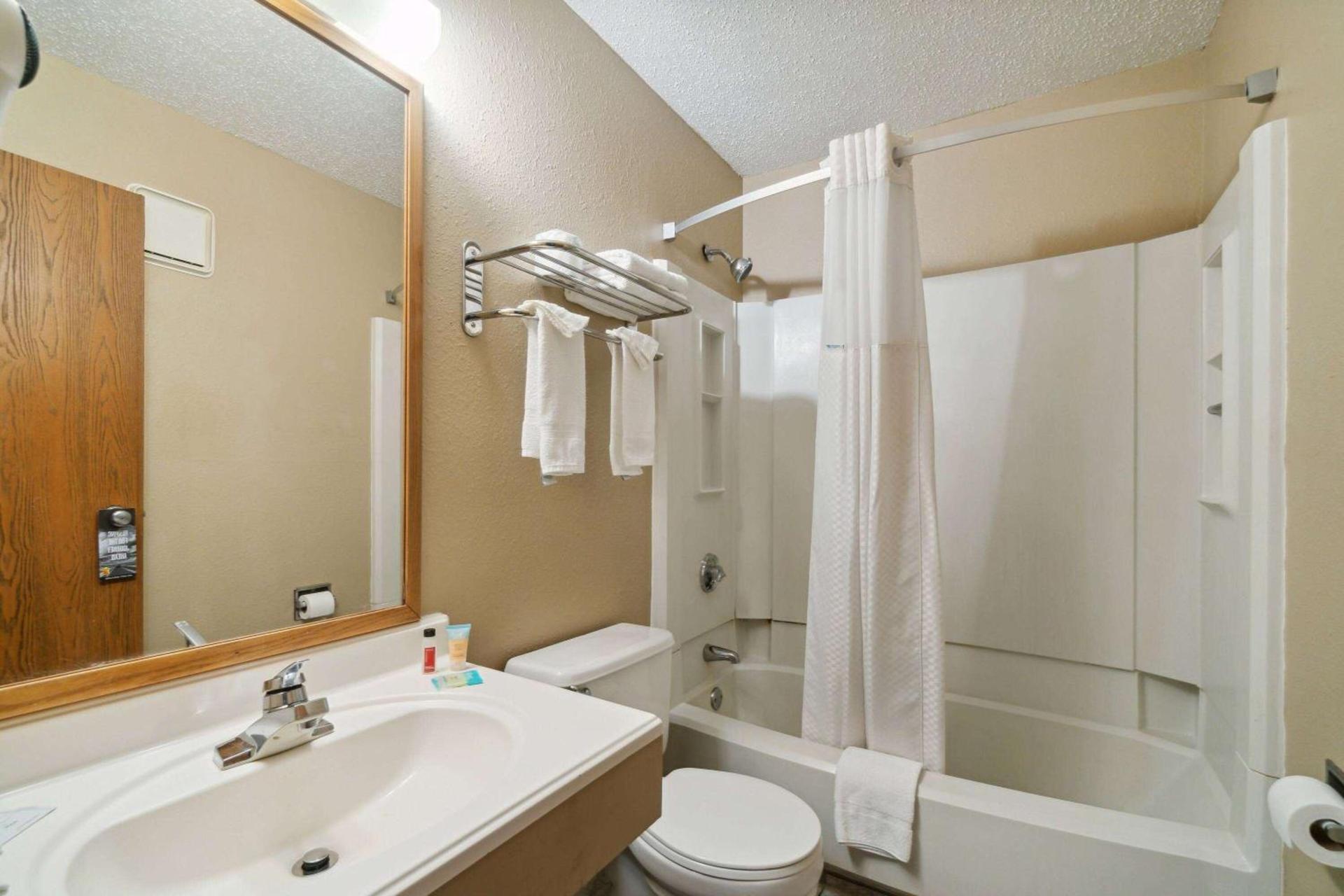 Super 8 by Wyndham Kenosha/Pleasant Prairie photo 14