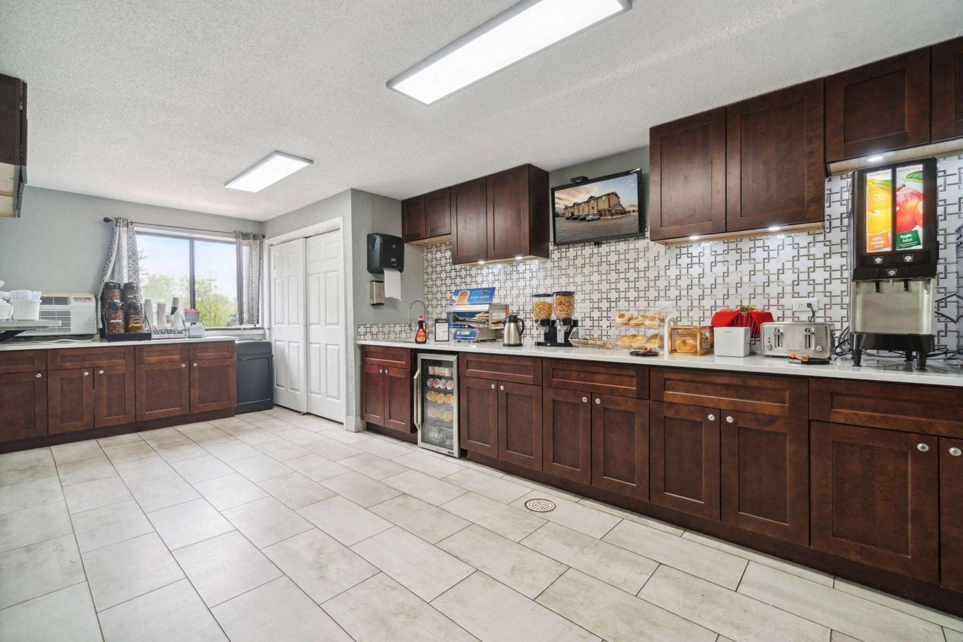 Super 8 by Wyndham Kenosha/Pleasant Prairie photo 22