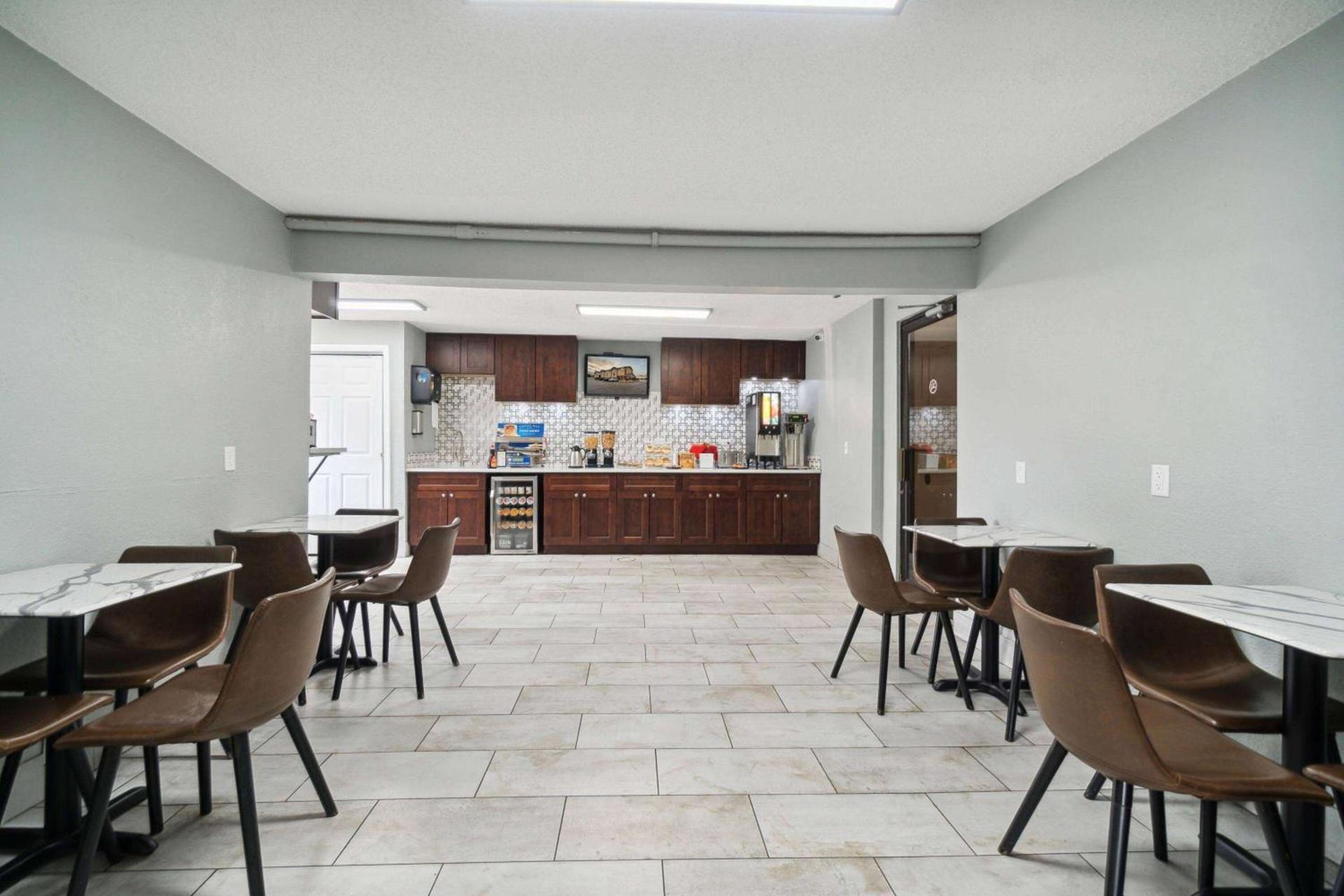 Super 8 by Wyndham Kenosha/Pleasant Prairie photo 23