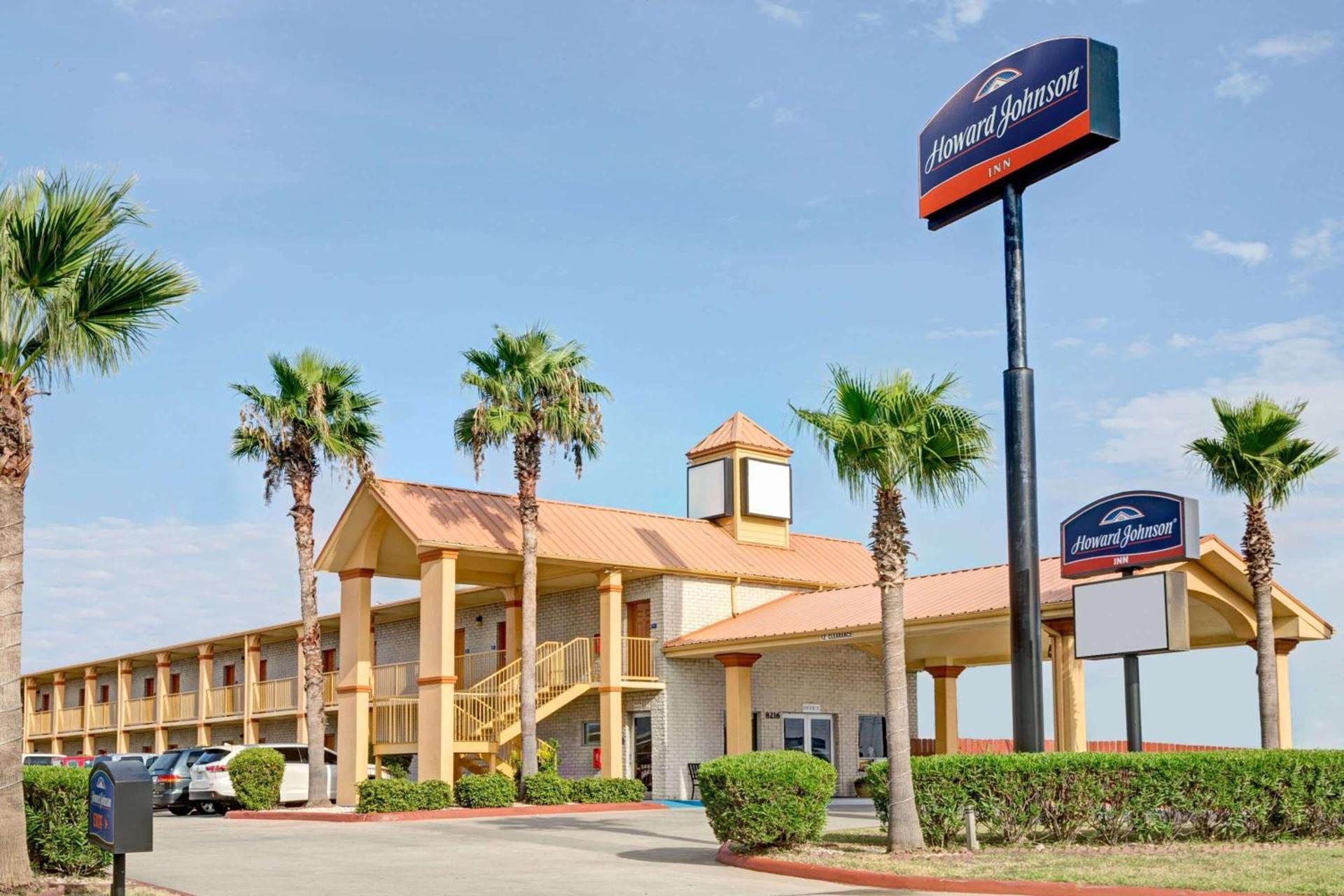 Howard Johnson by Wyndham Galveston photo 1