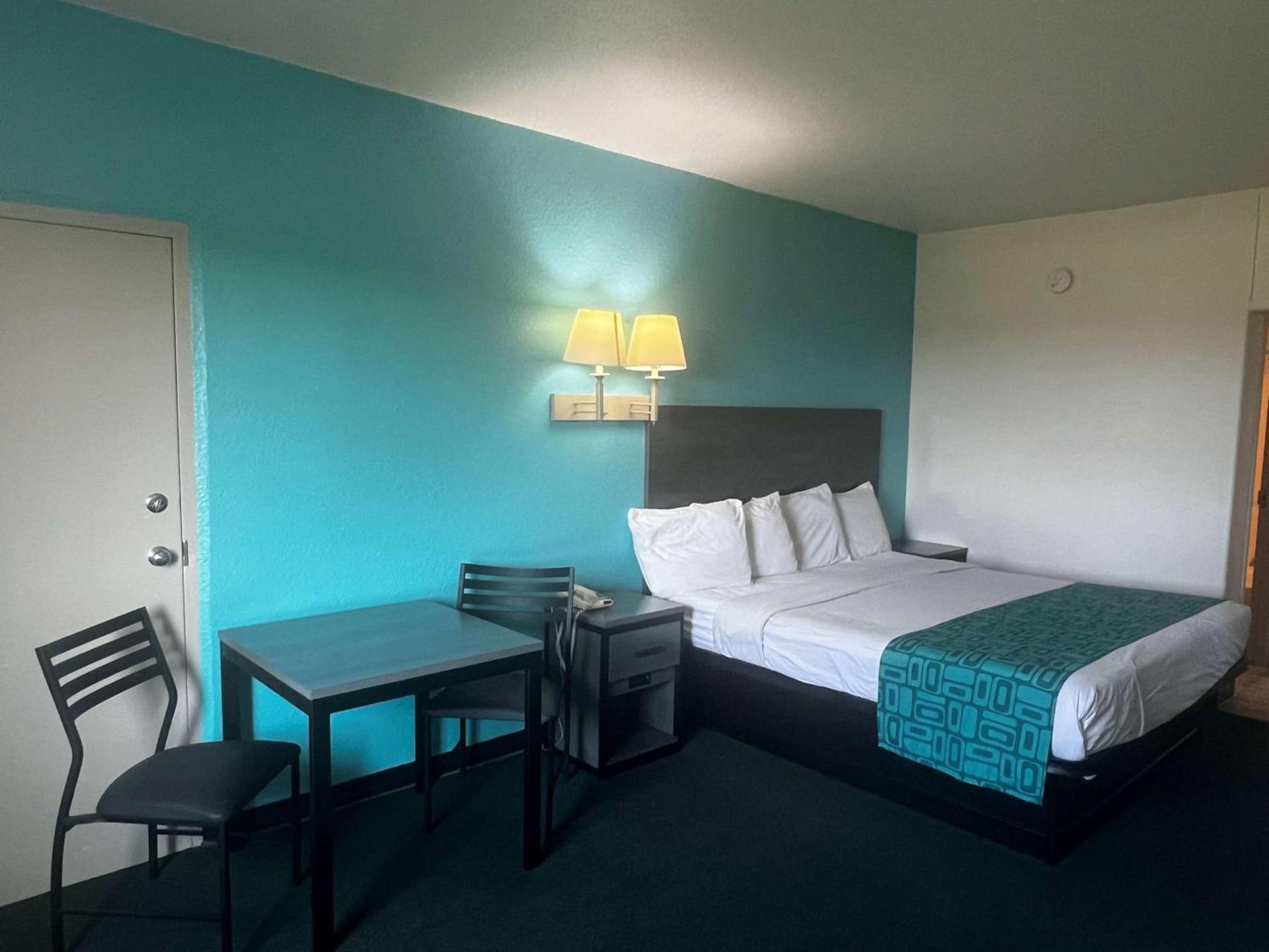 Howard Johnson by Wyndham Galveston photo 7