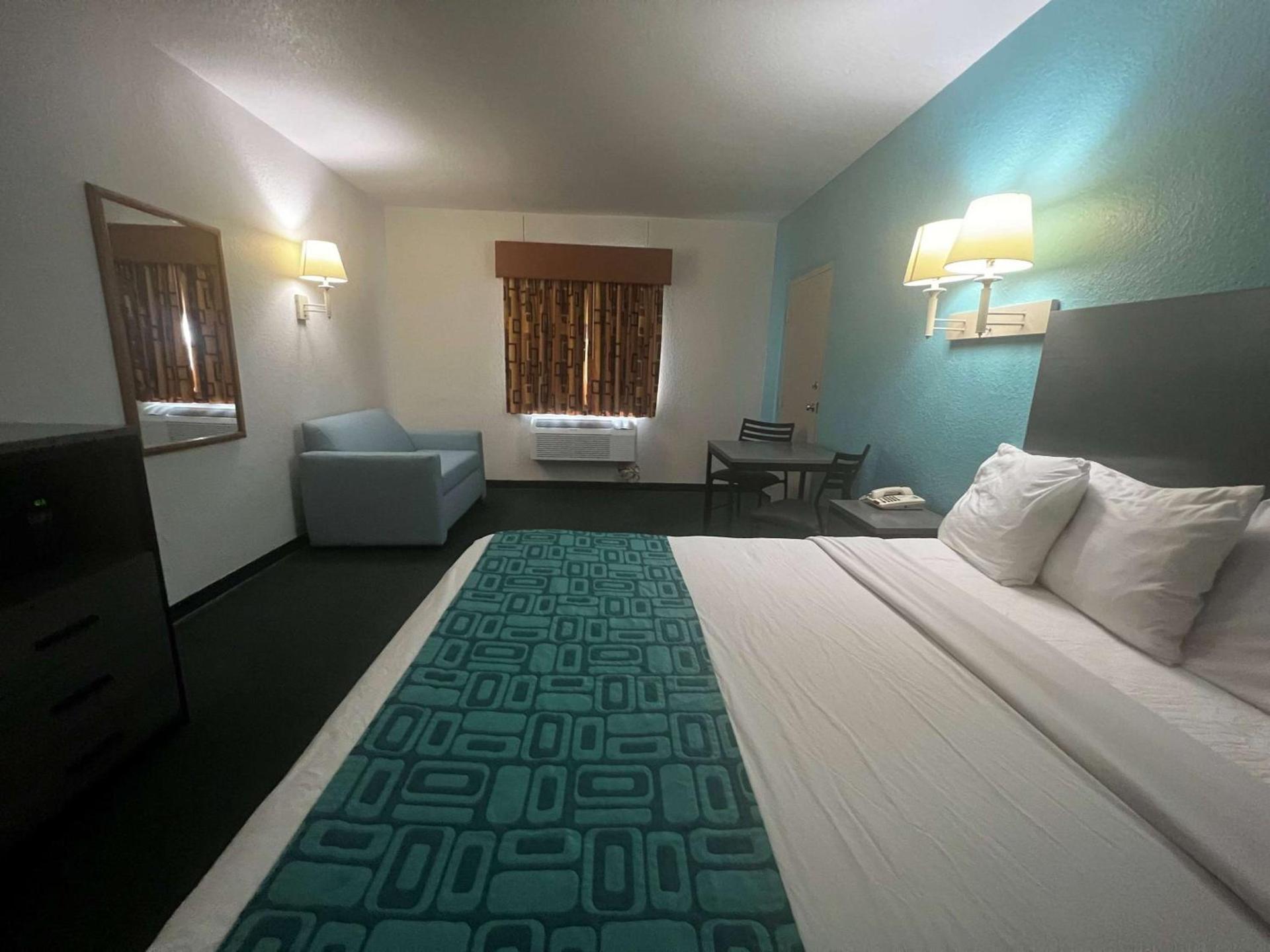 Howard Johnson by Wyndham Galveston photo 9