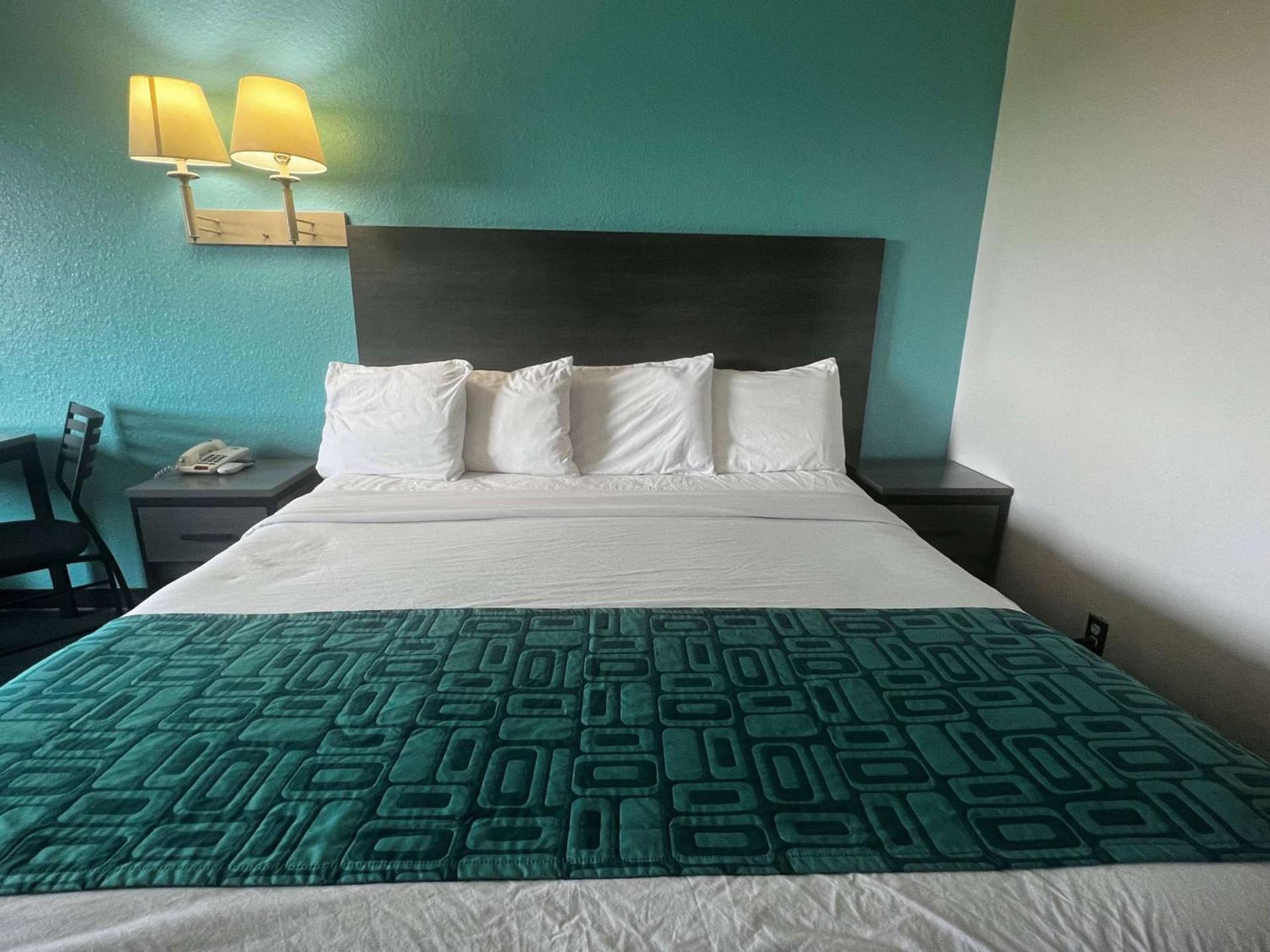 Howard Johnson by Wyndham Galveston photo 11