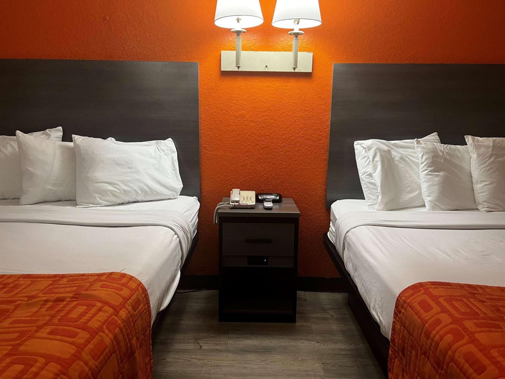 Howard Johnson by Wyndham Galveston photo 13
