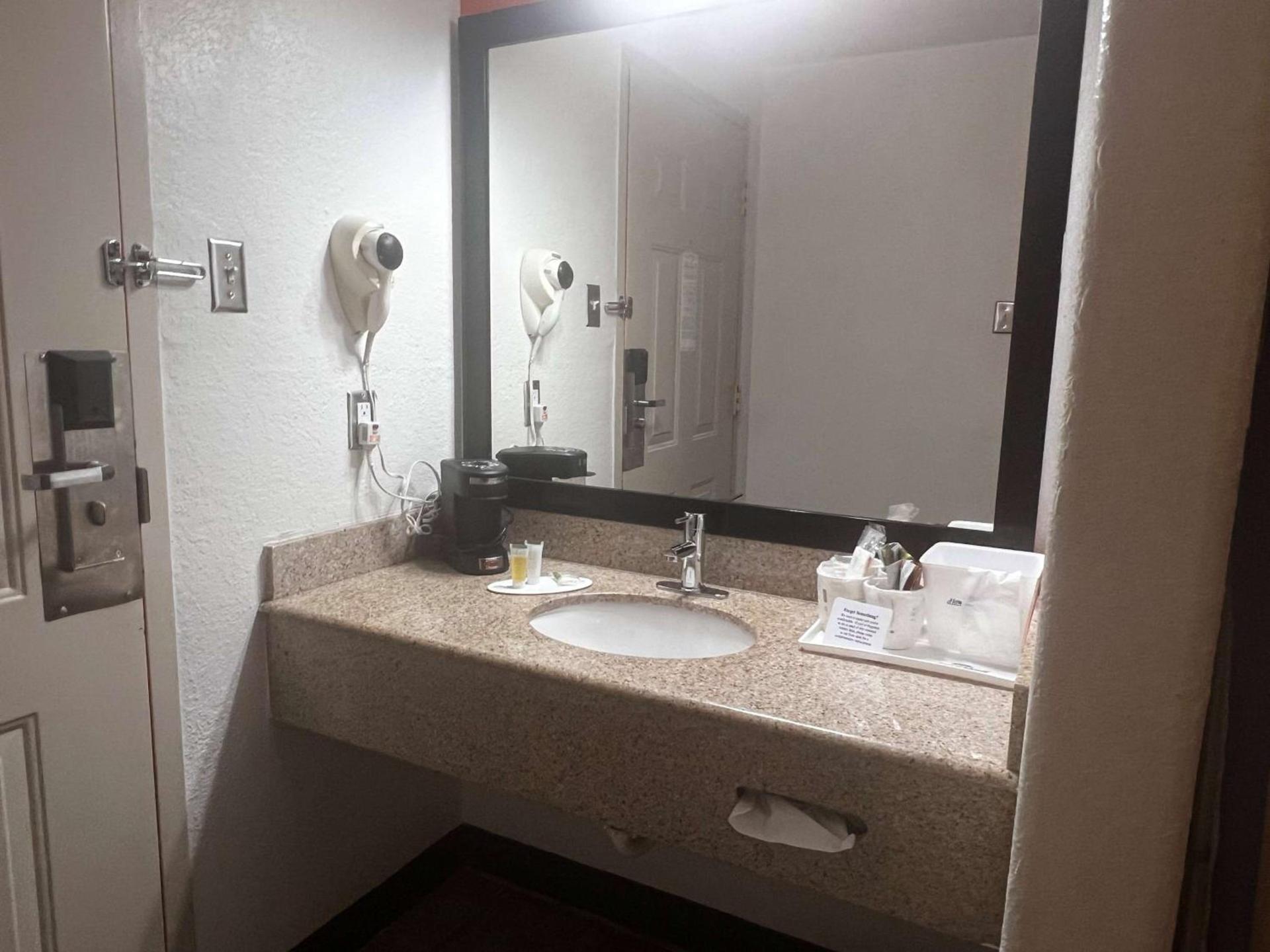 Howard Johnson by Wyndham Galveston photo 20