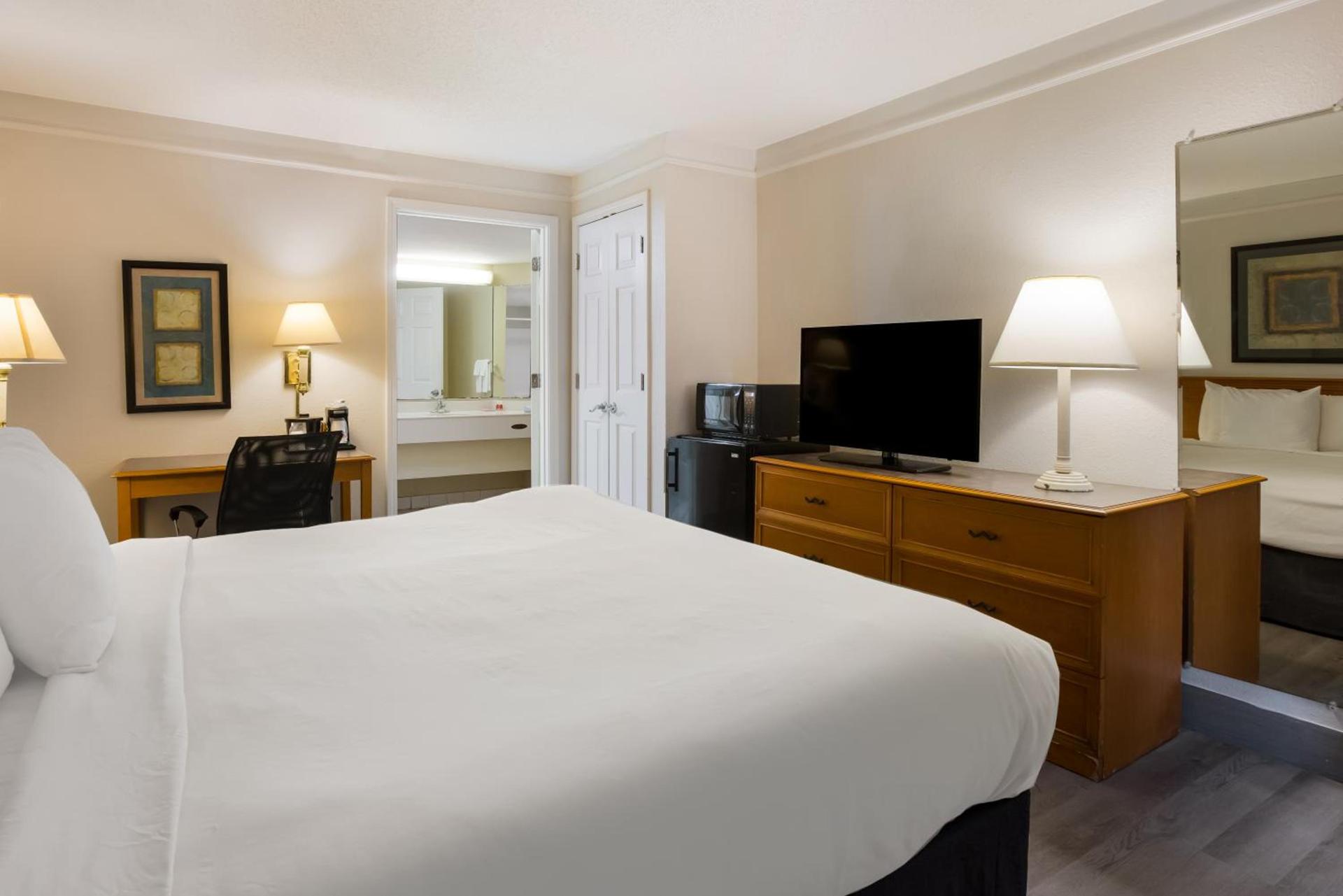 Super 8 by Wyndham Savannah photo 32