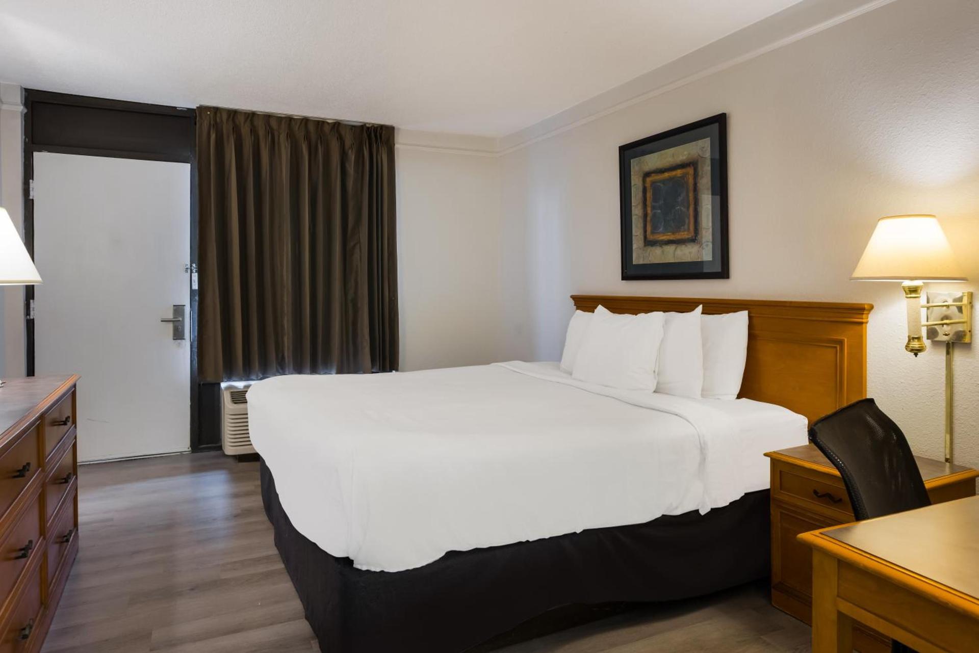 Super 8 by Wyndham Savannah photo 34
